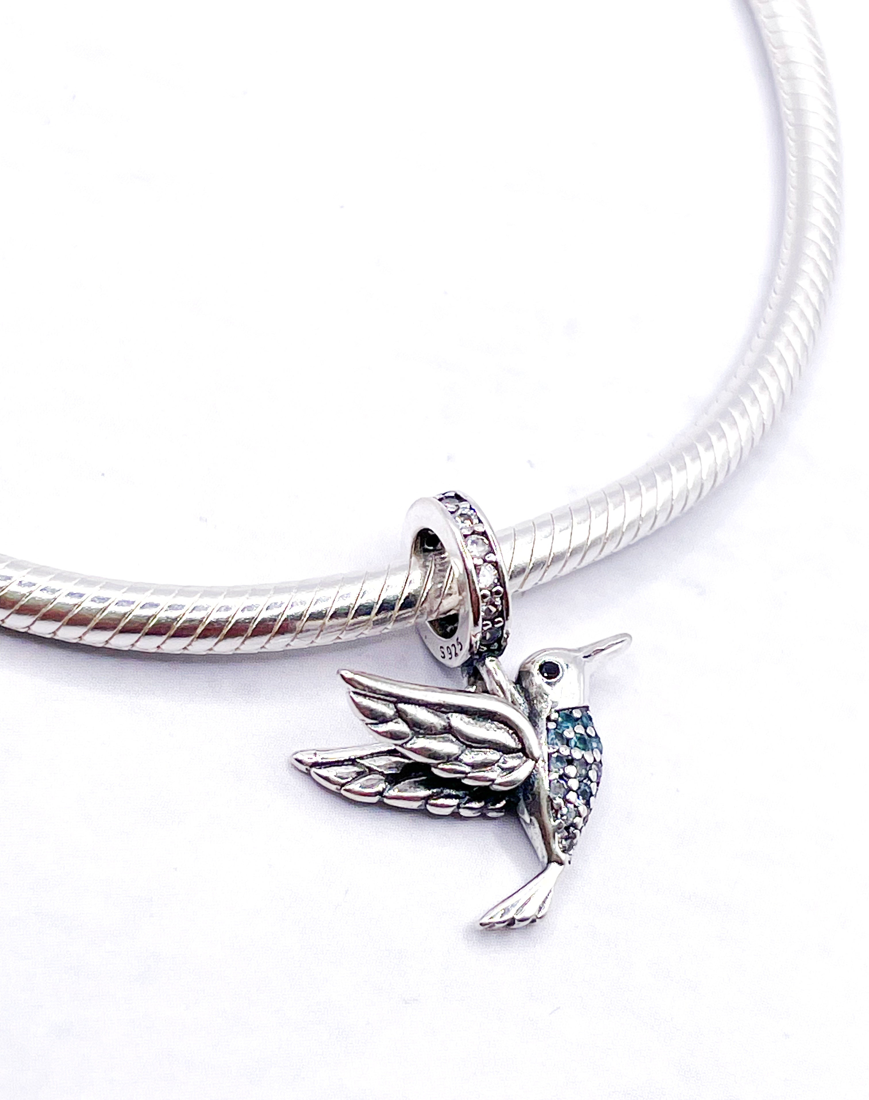 Charm Colibrí con circonias celestes