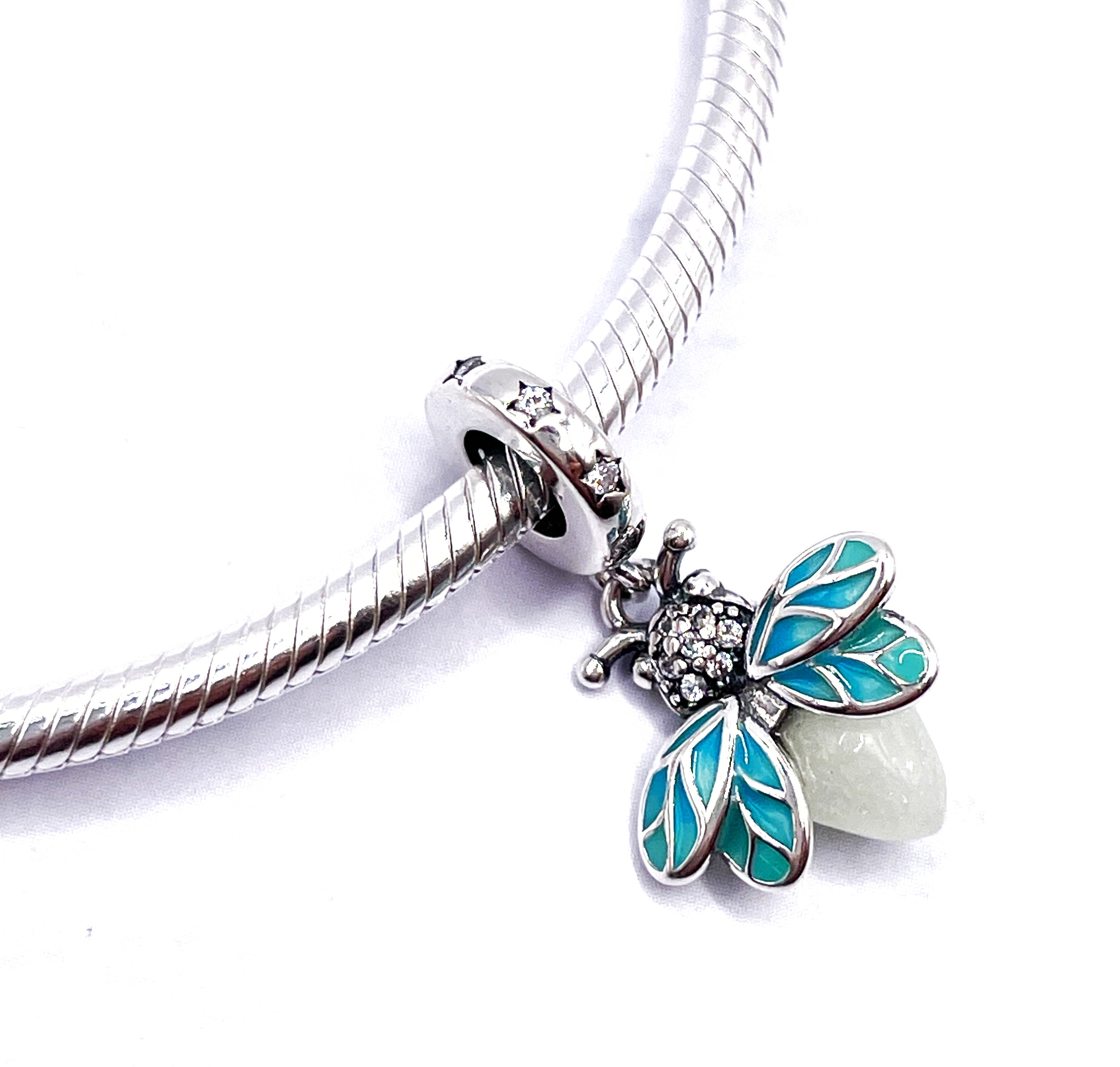 Charm Luciérnaga luminiscente de alas esmaltadas