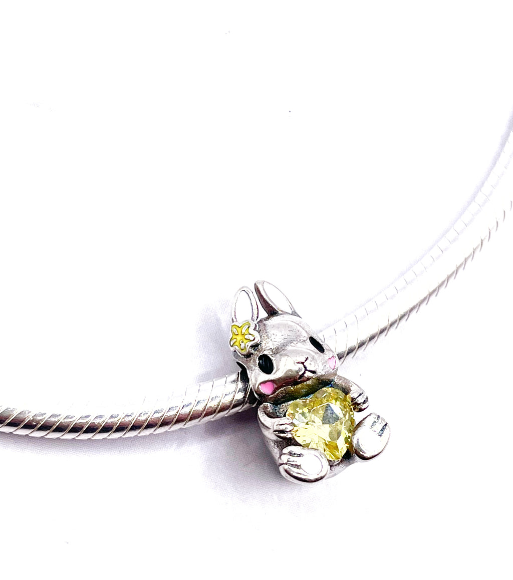 Charm Coneja con corazón amarillo