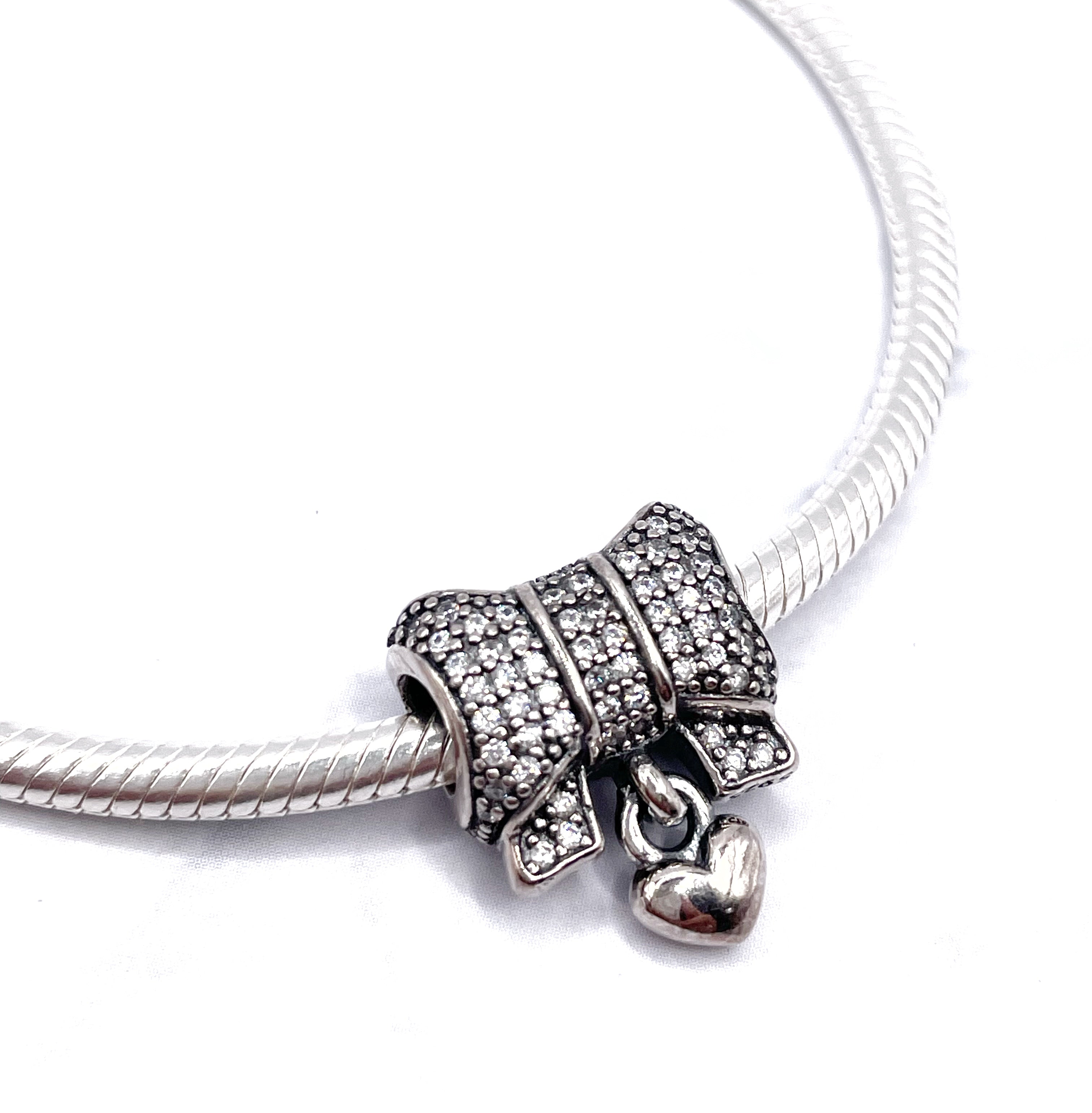 Charm Moña de circonias y corazón