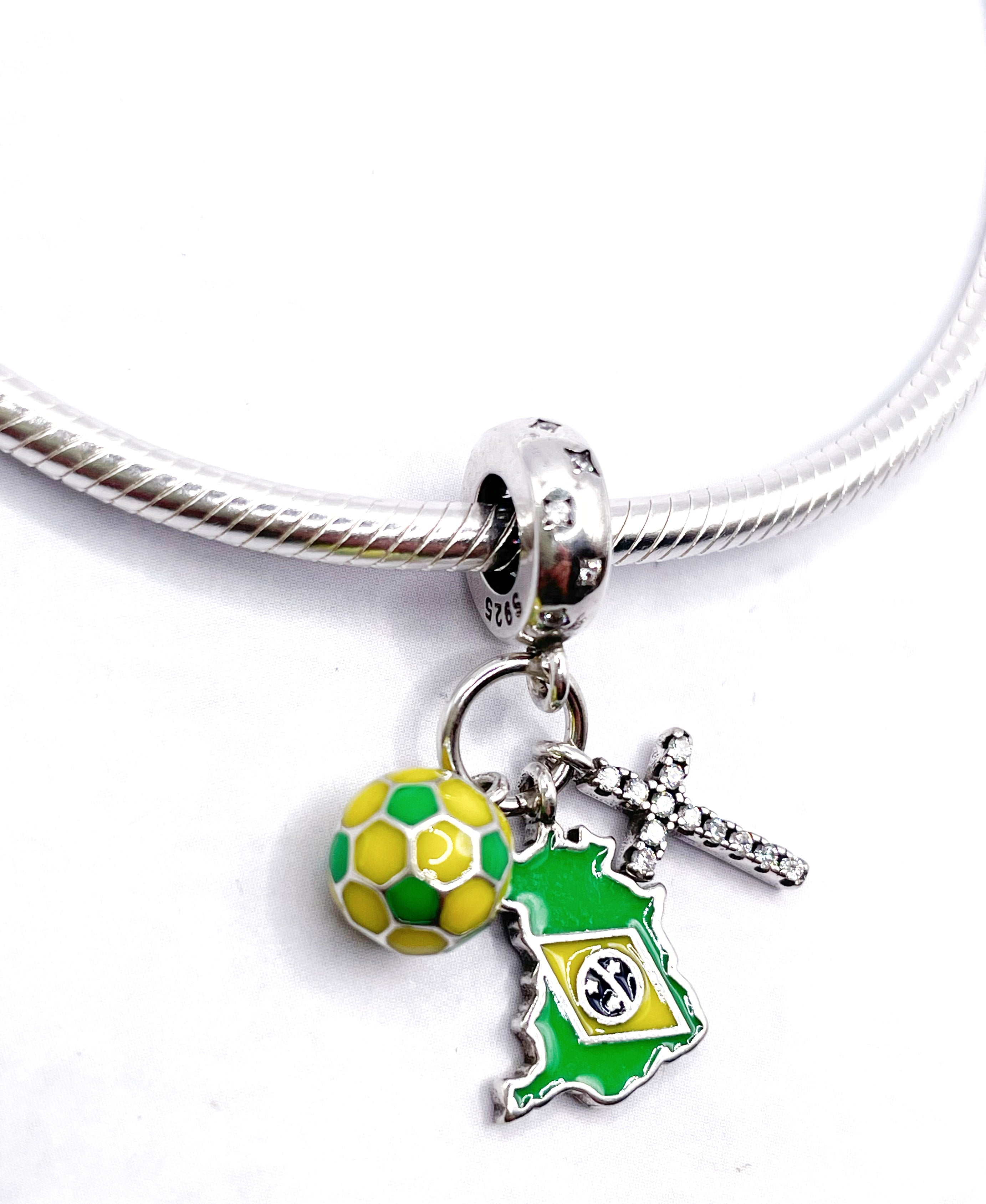Charm Brasil pelota y cruz