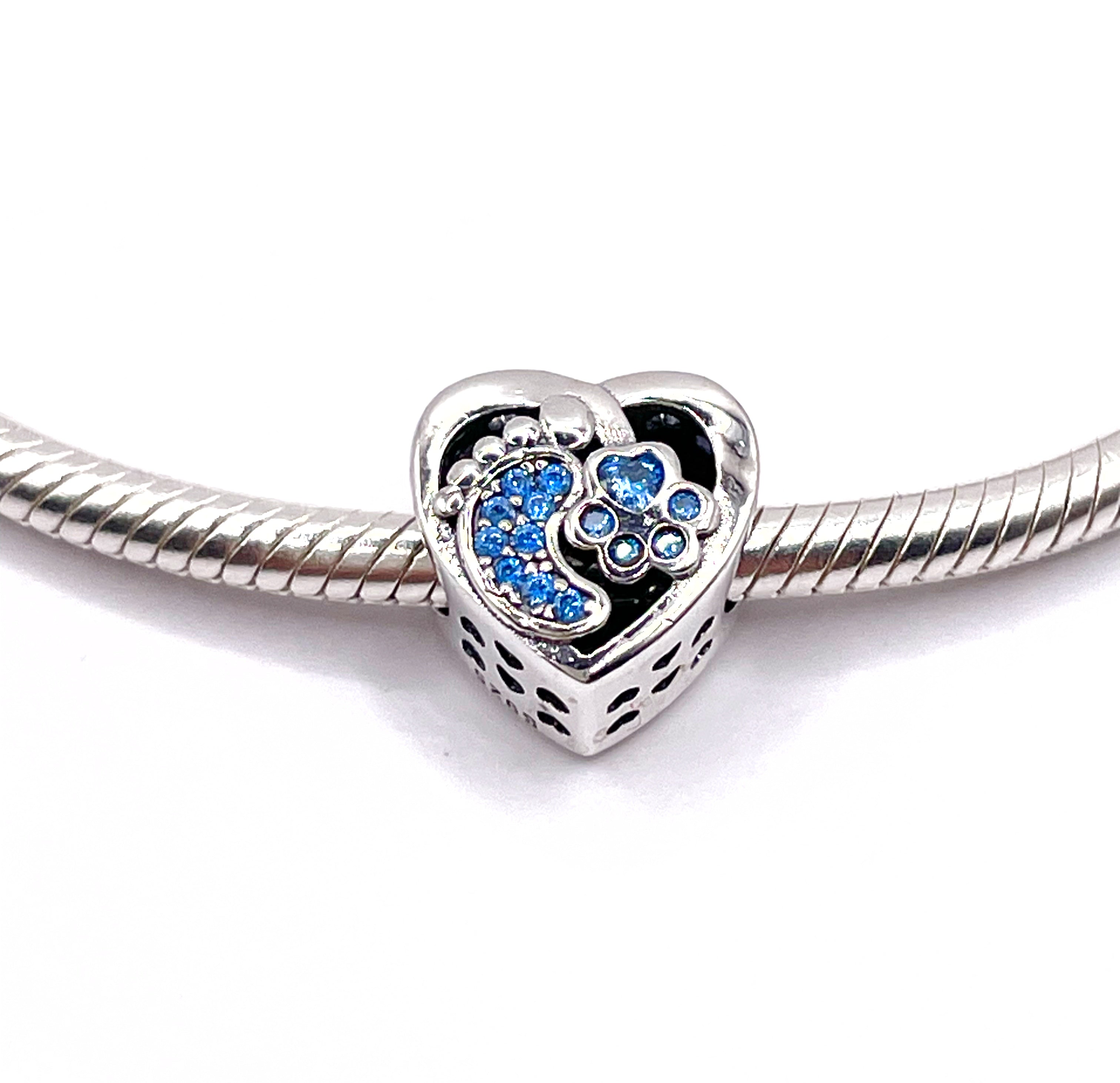 Charm Corazón huella humana y huella de perrito en celeste