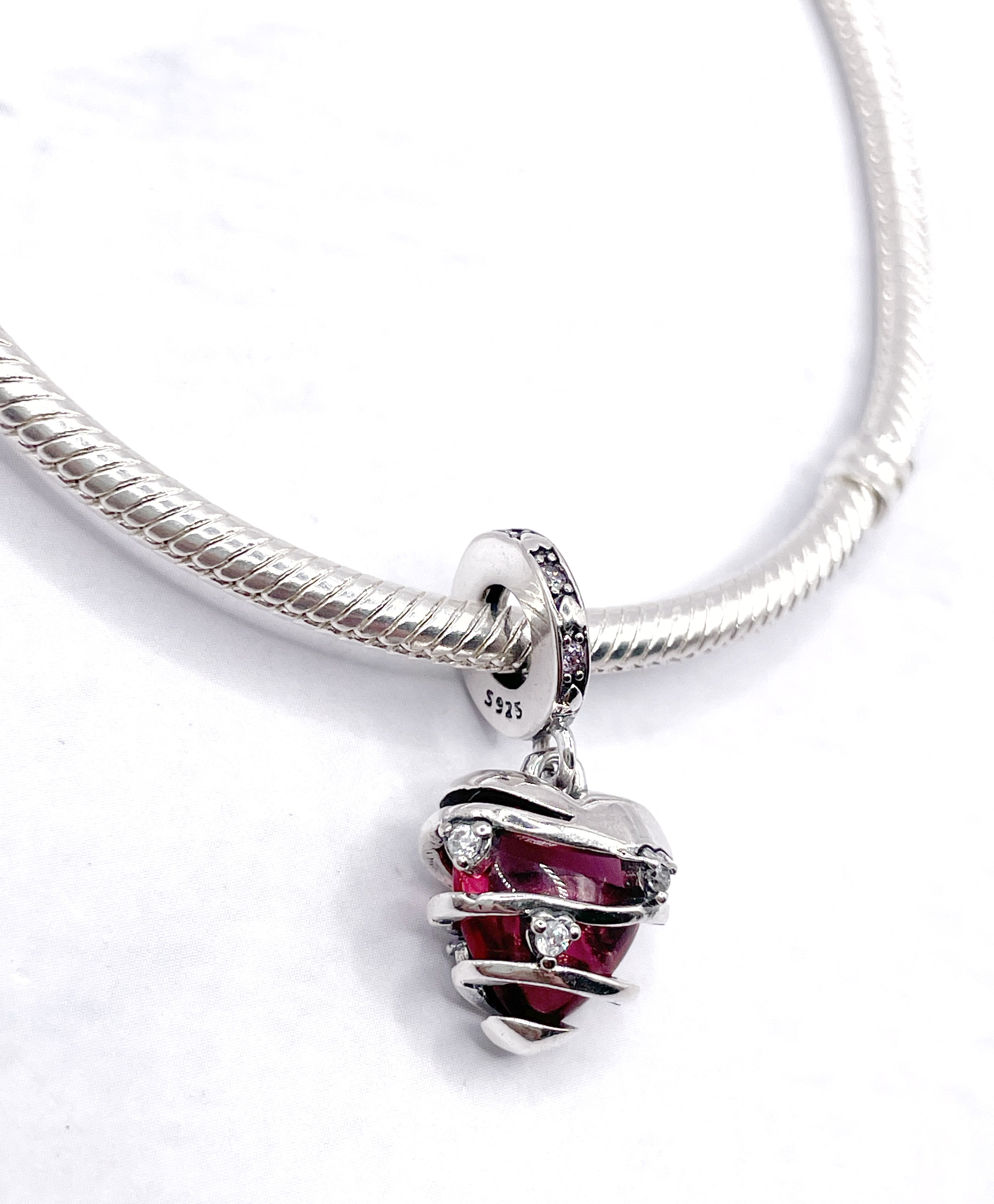Charm Corazón piedra fucsia