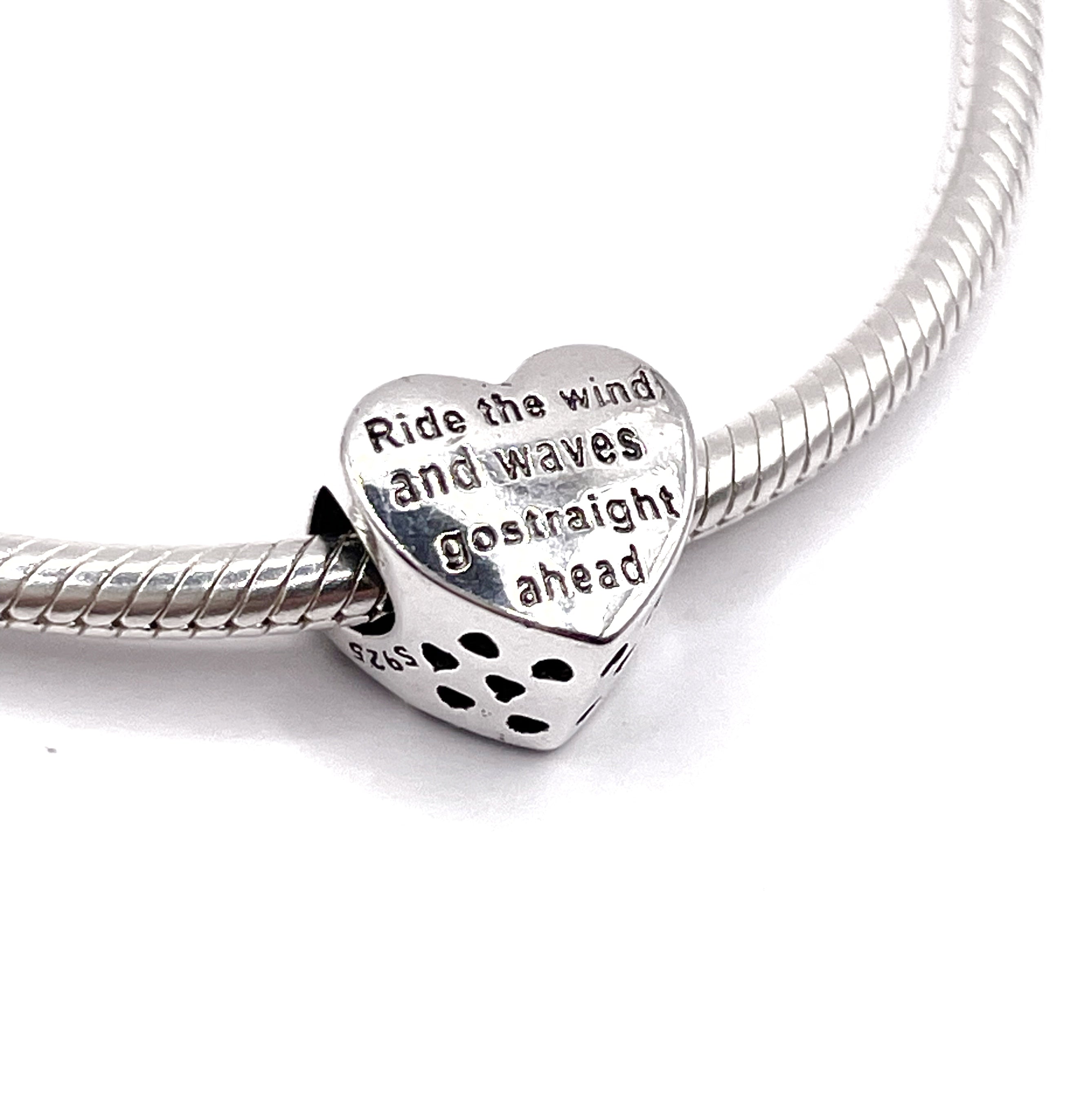 Charm Corazón surf  “Cabalga el viento y las olas siguen recto hacia adelante”