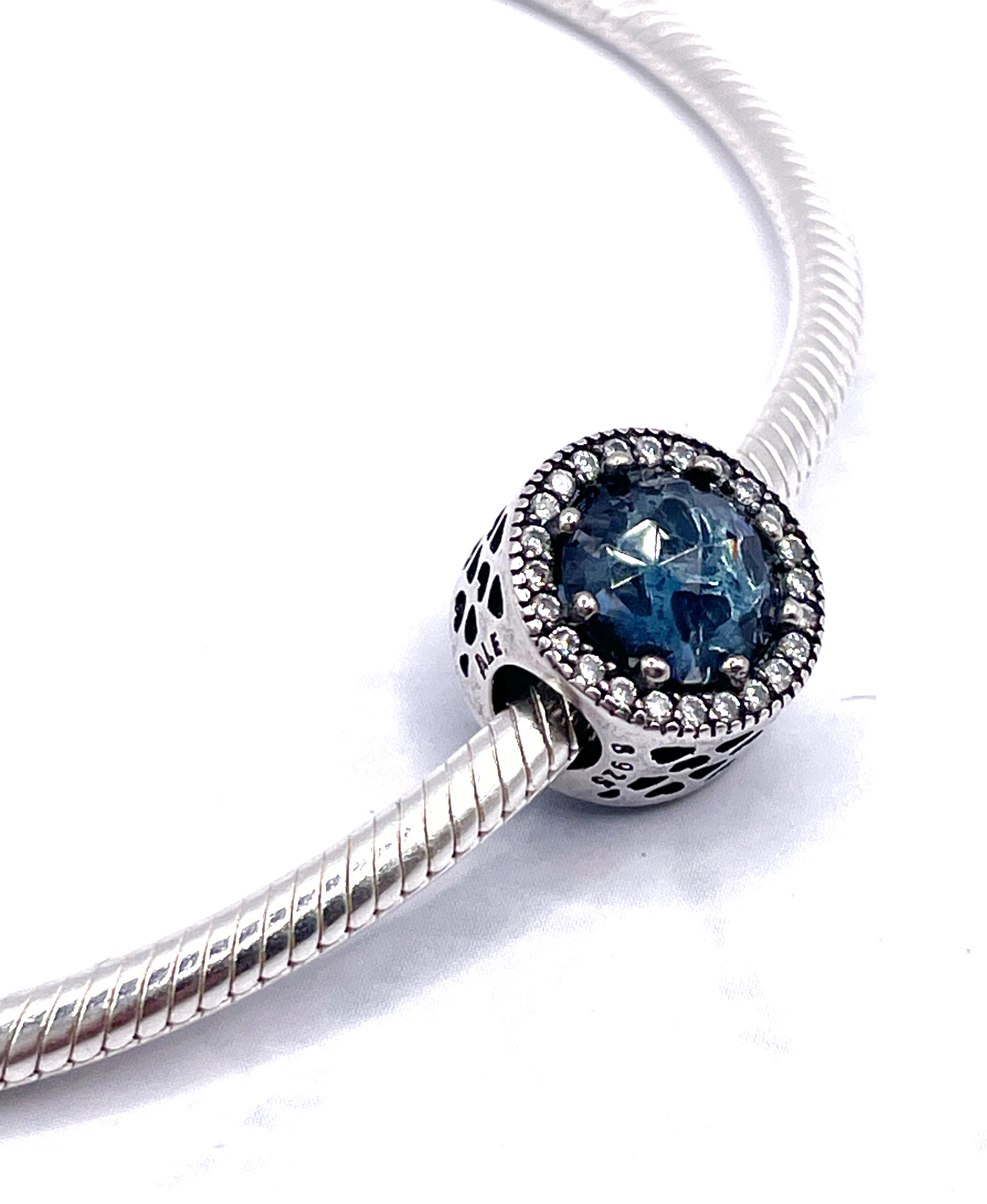 Charm Piedra celeste con circonias blancas