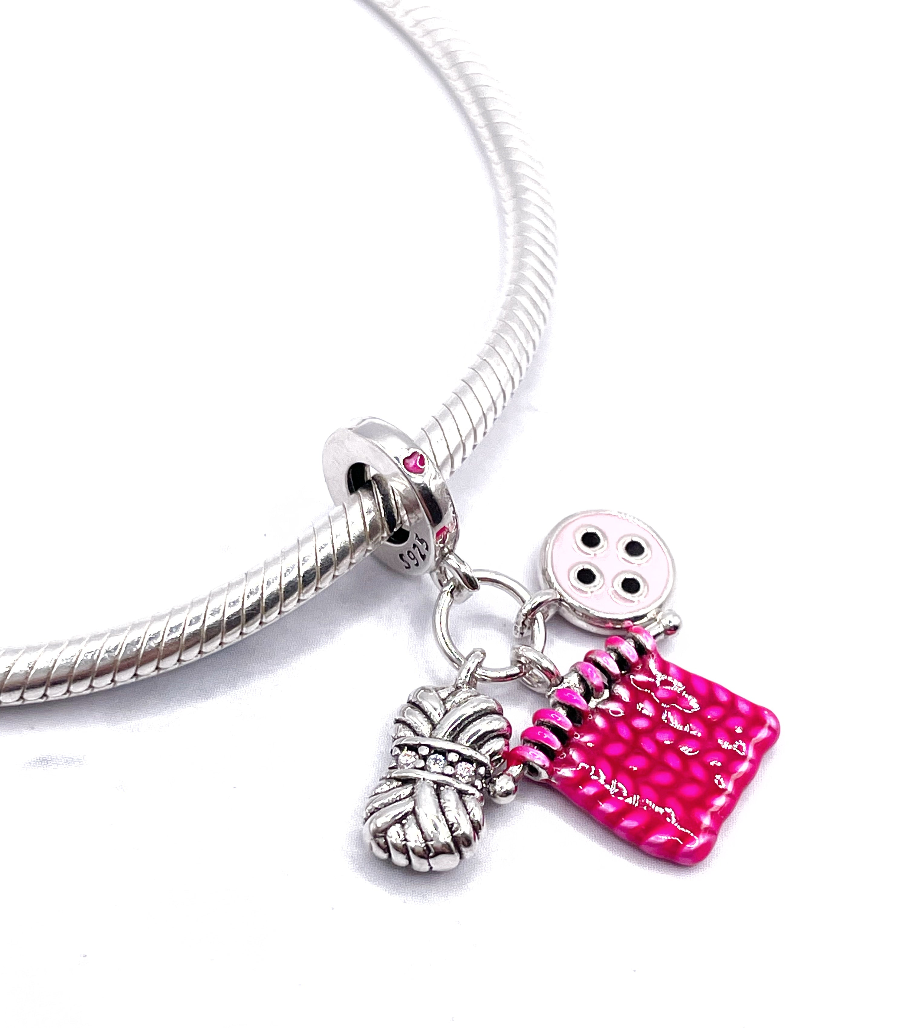 Charm Madeja, tejido y botón rosa