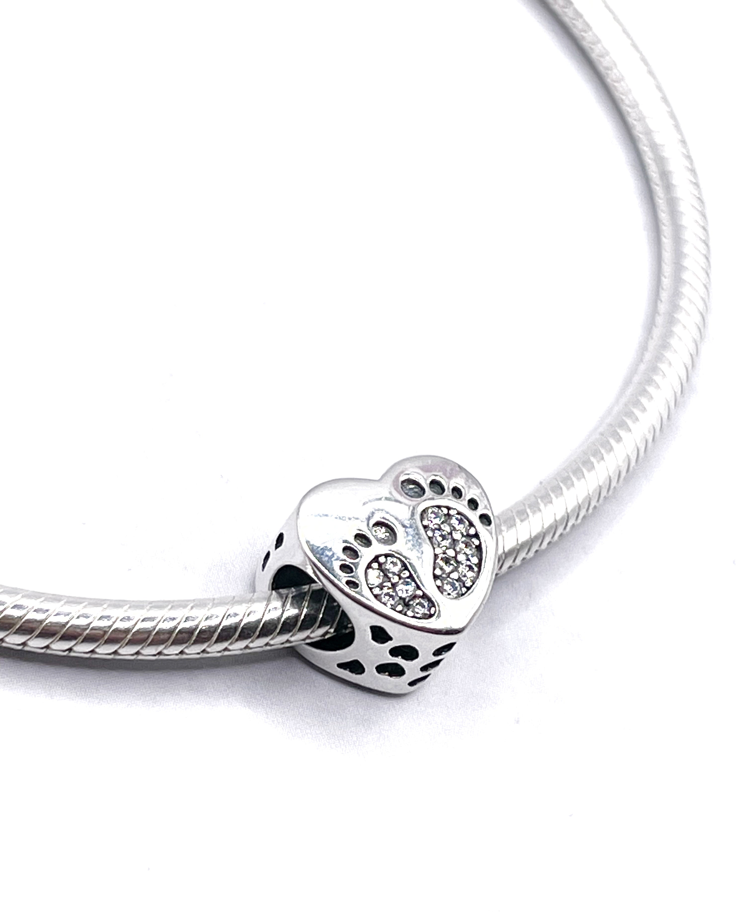 Charm corazón con pies en circonias blancas