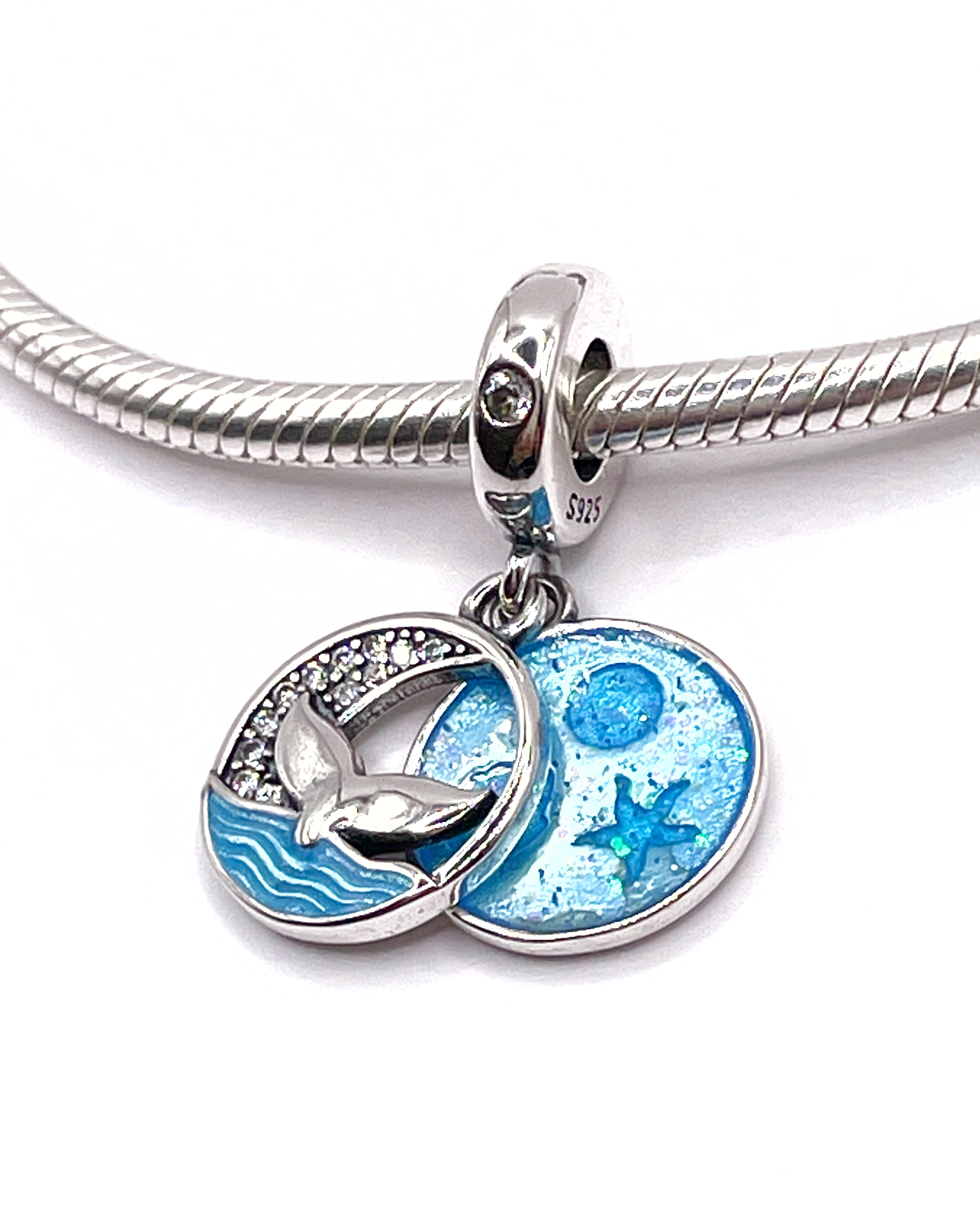 Charm Medalla de cola de ballena en el mar