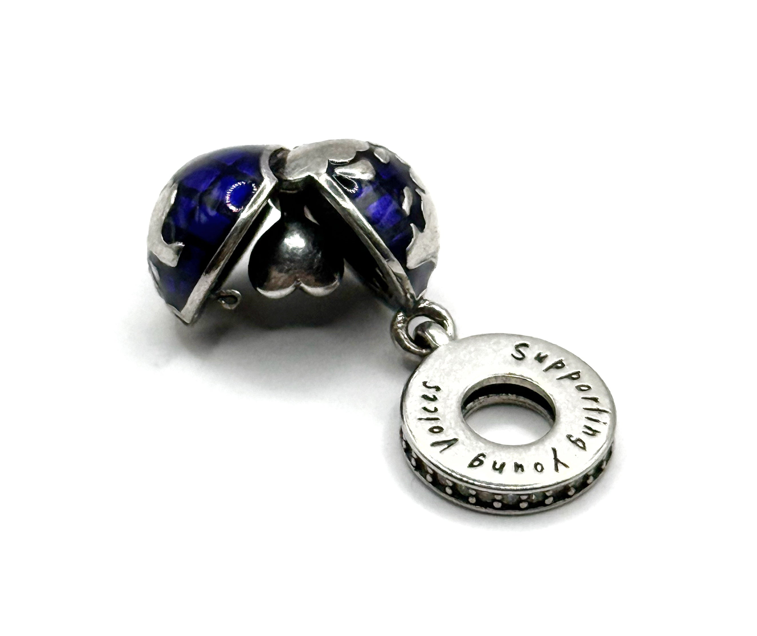 Charm “Apoya a las voces jóvenes” Mapamundi