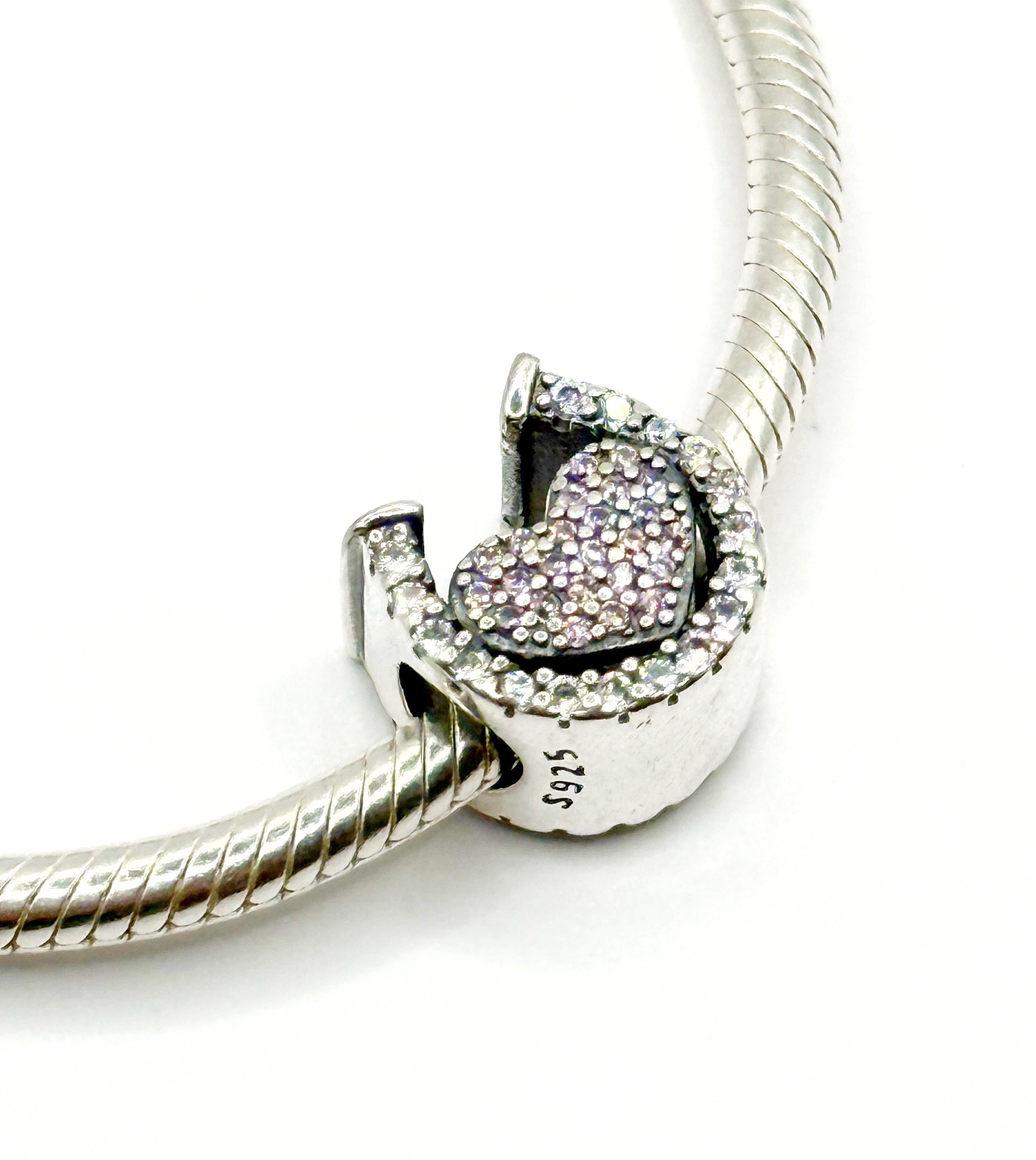 Charm Herradura con corazones en circonias rosadas