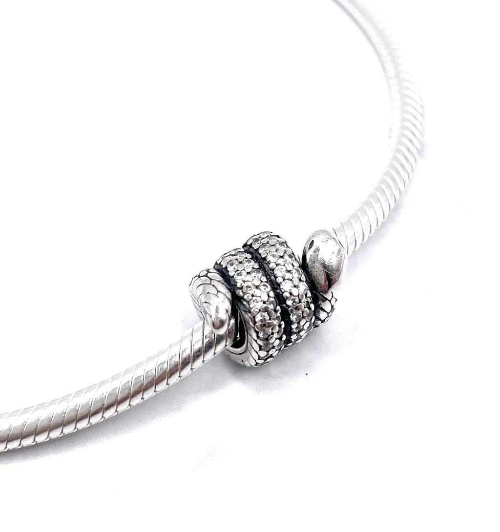 Charm Serpiente enroscada de circonias blancas