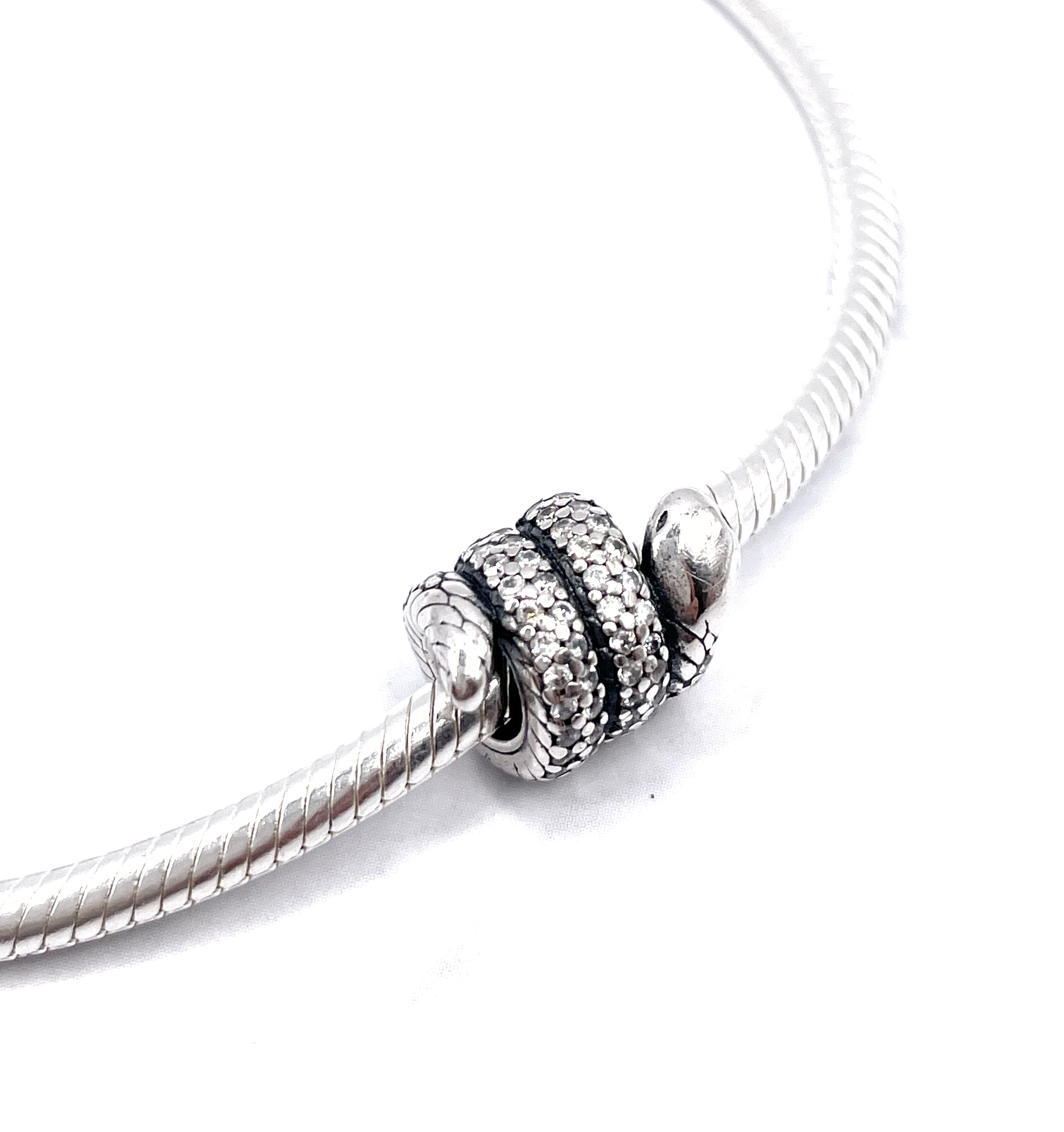 Charm Serpiente enroscada de circonias blancas