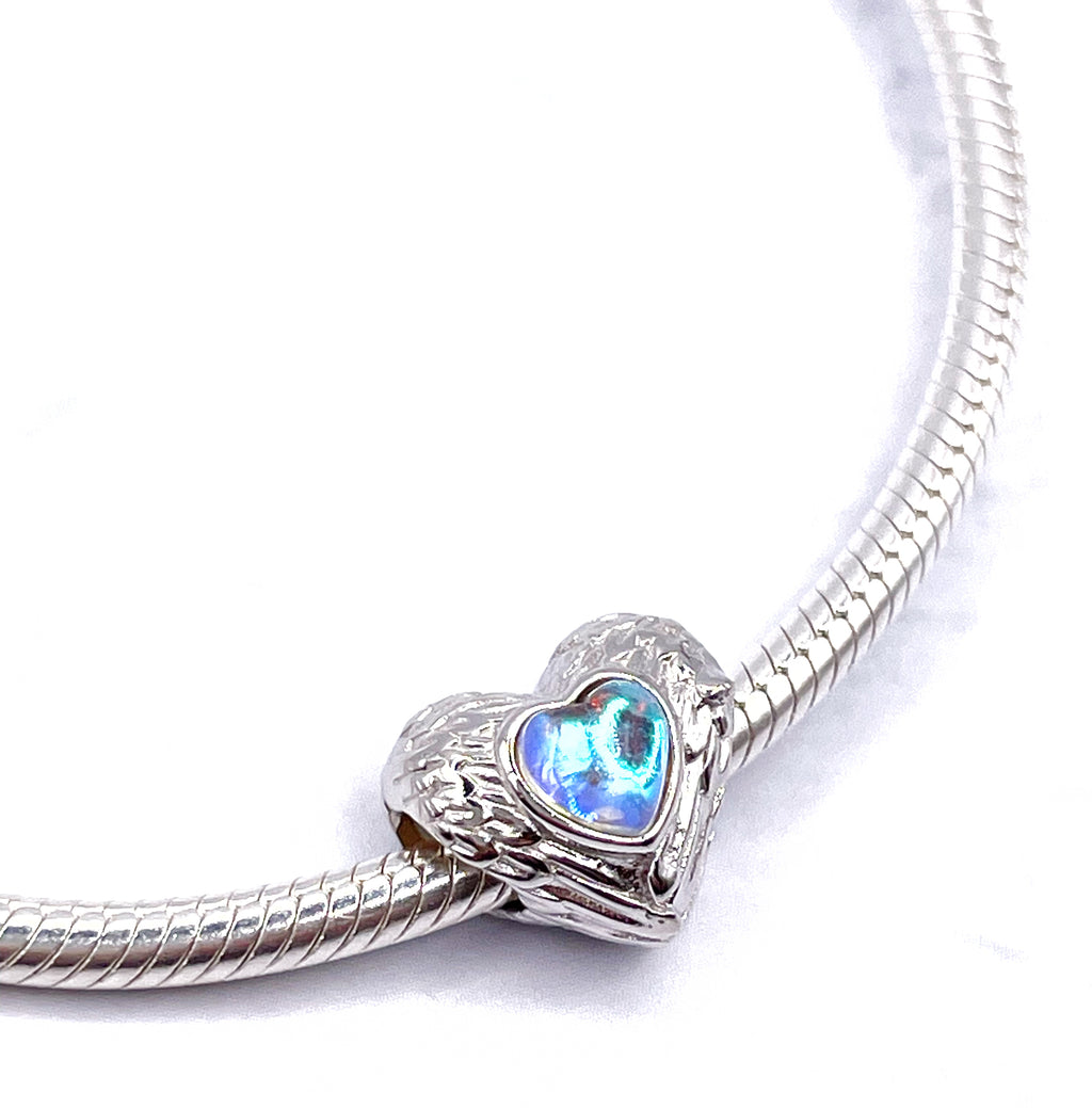 Charm Corazón con alas y piedra tornasolada