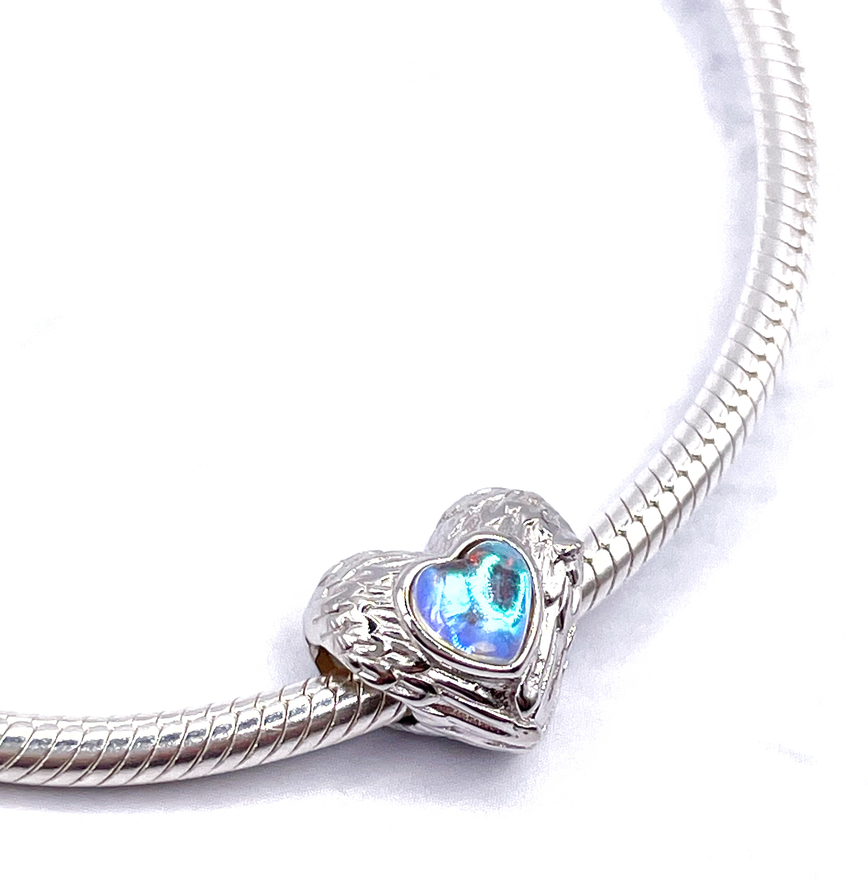 Charm Corazón con alas y piedra tornasolada