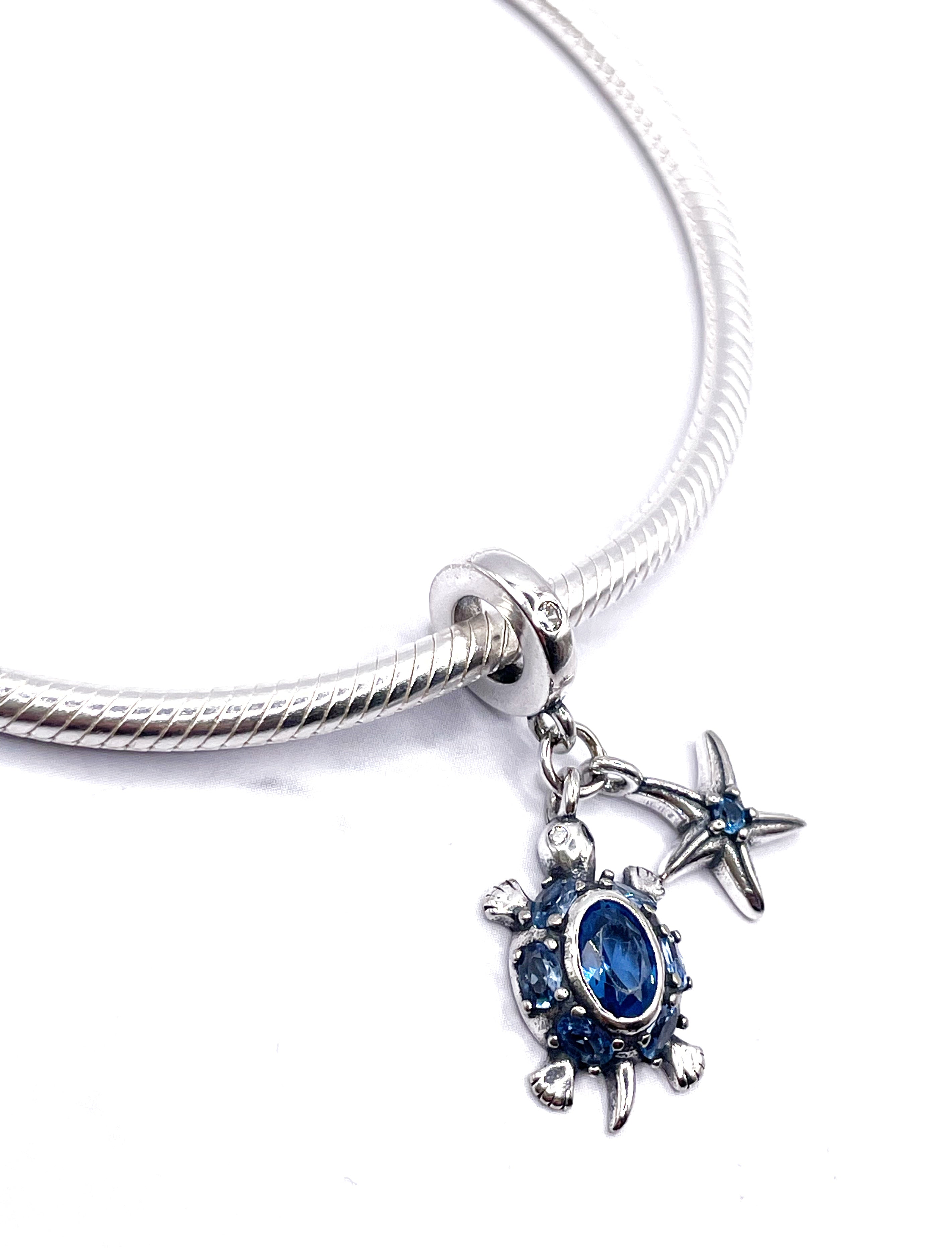 Charm Tortuga y estrella de mar con circonias azules
