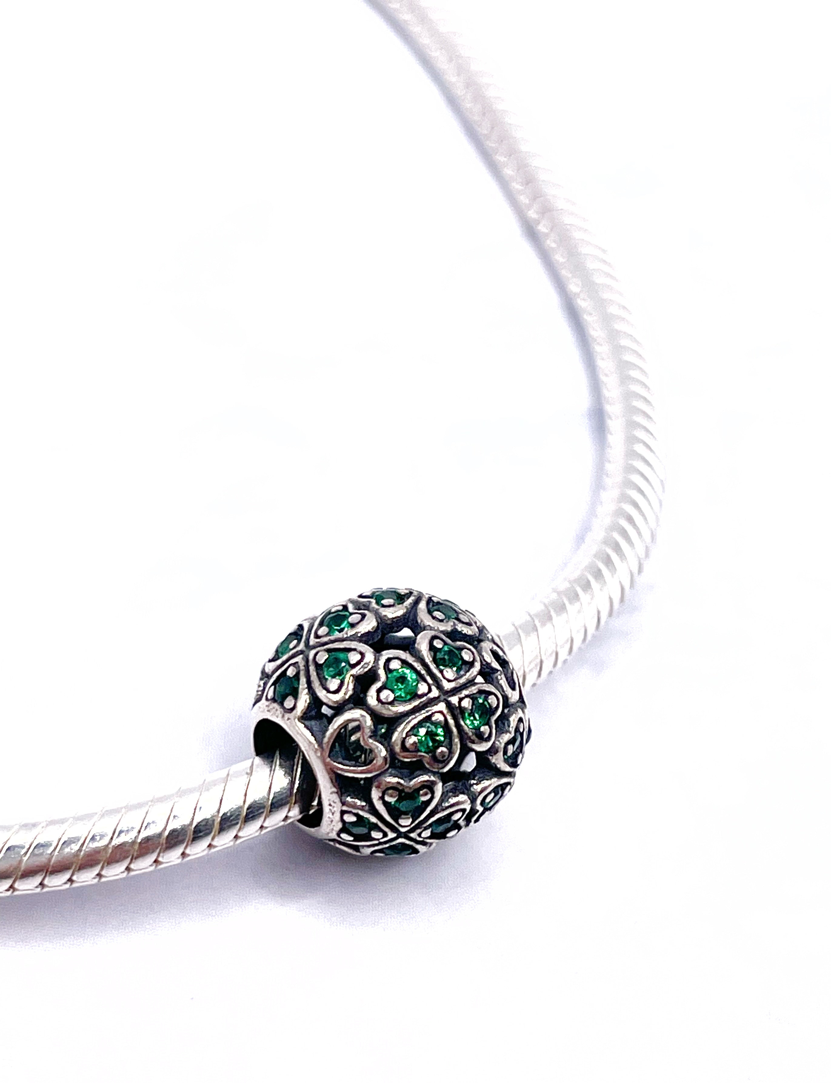 Charm Bolita tréboles de cuatro hojas con circonias verdes