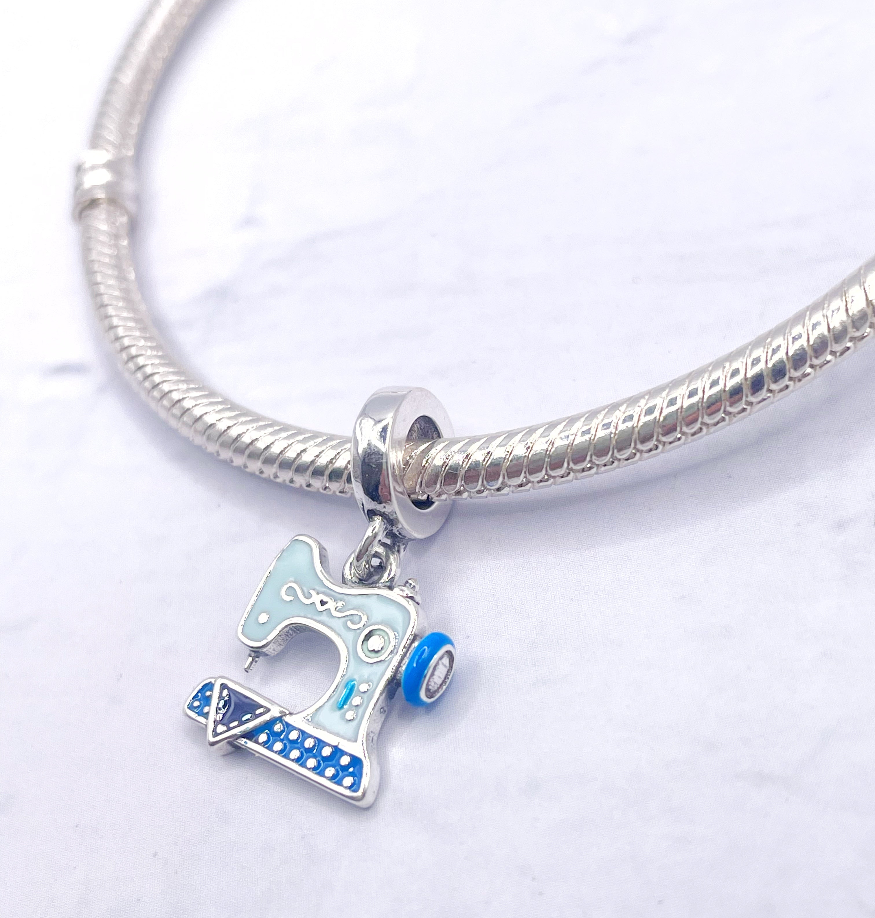 Máquina de coser celeste