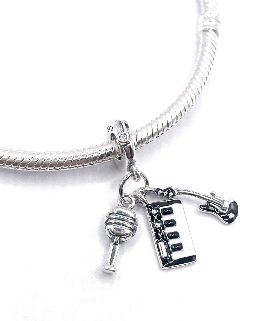 Charm Micrófono, piano y guitarra eléctrica