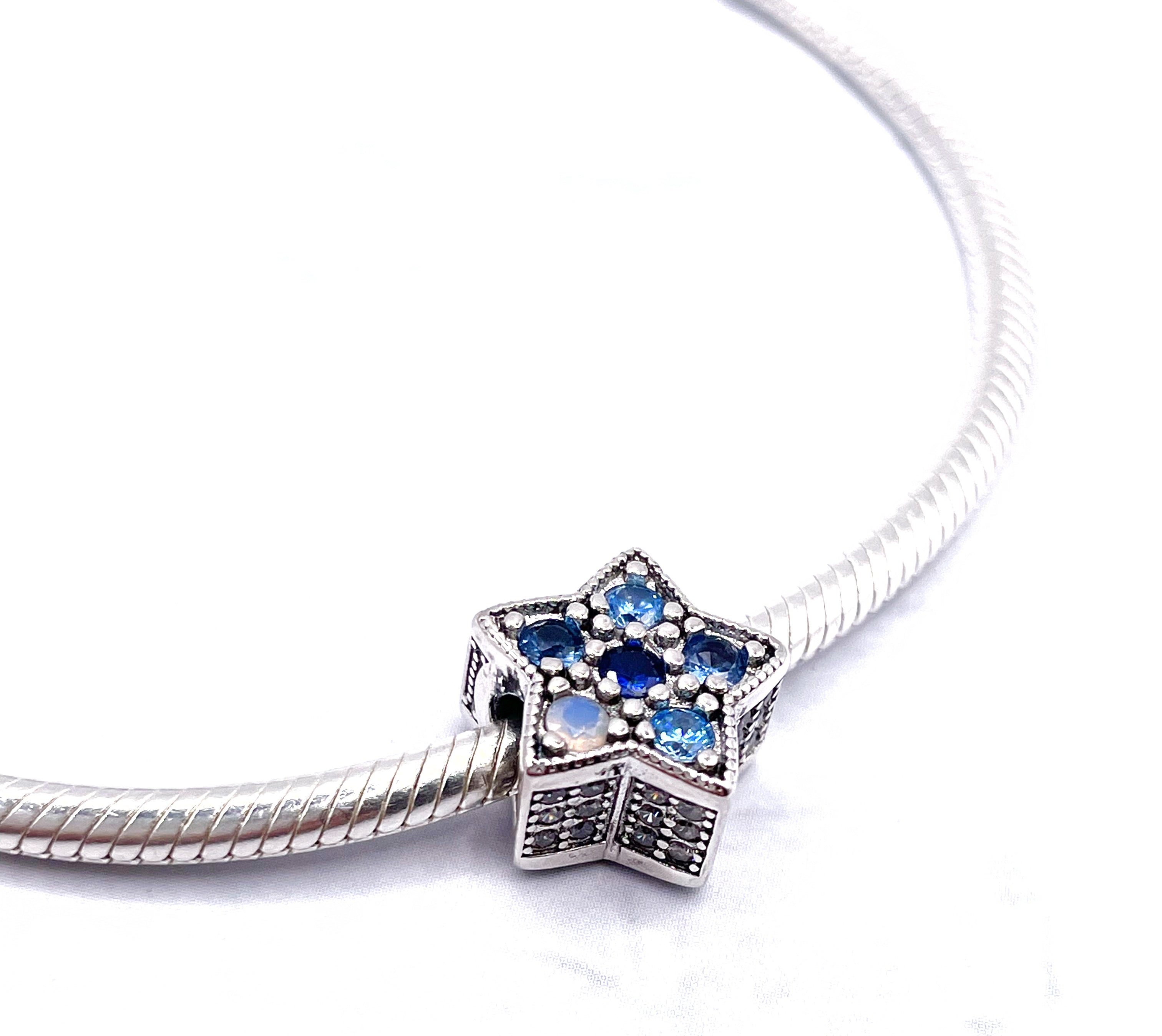 Charm Estrella de circonias en tonos azules