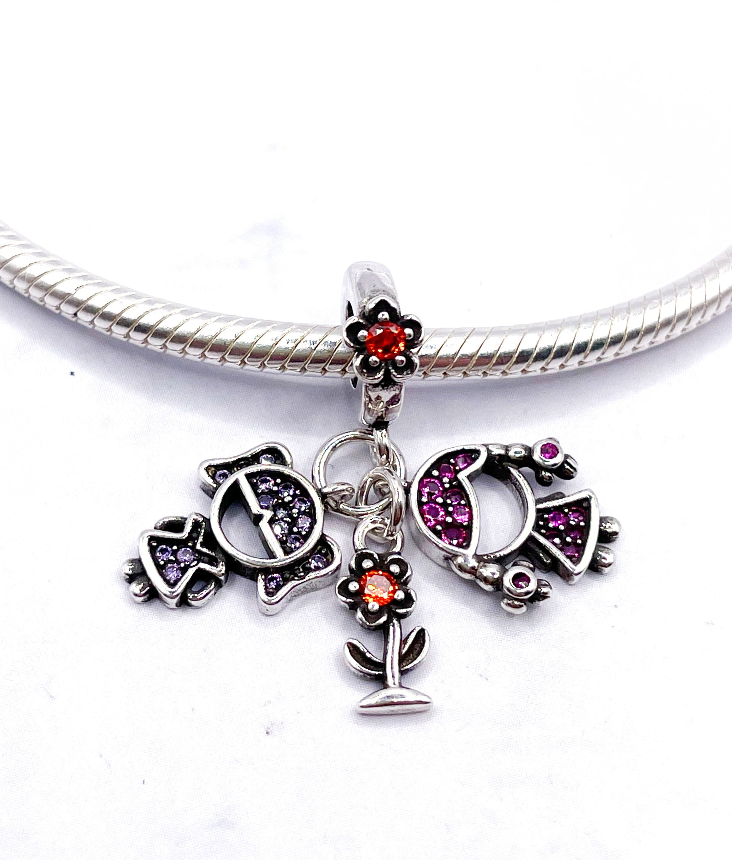 Charm Niña y niña con flor