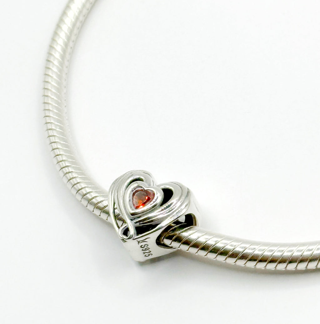 Charm Corazón con piedra roja