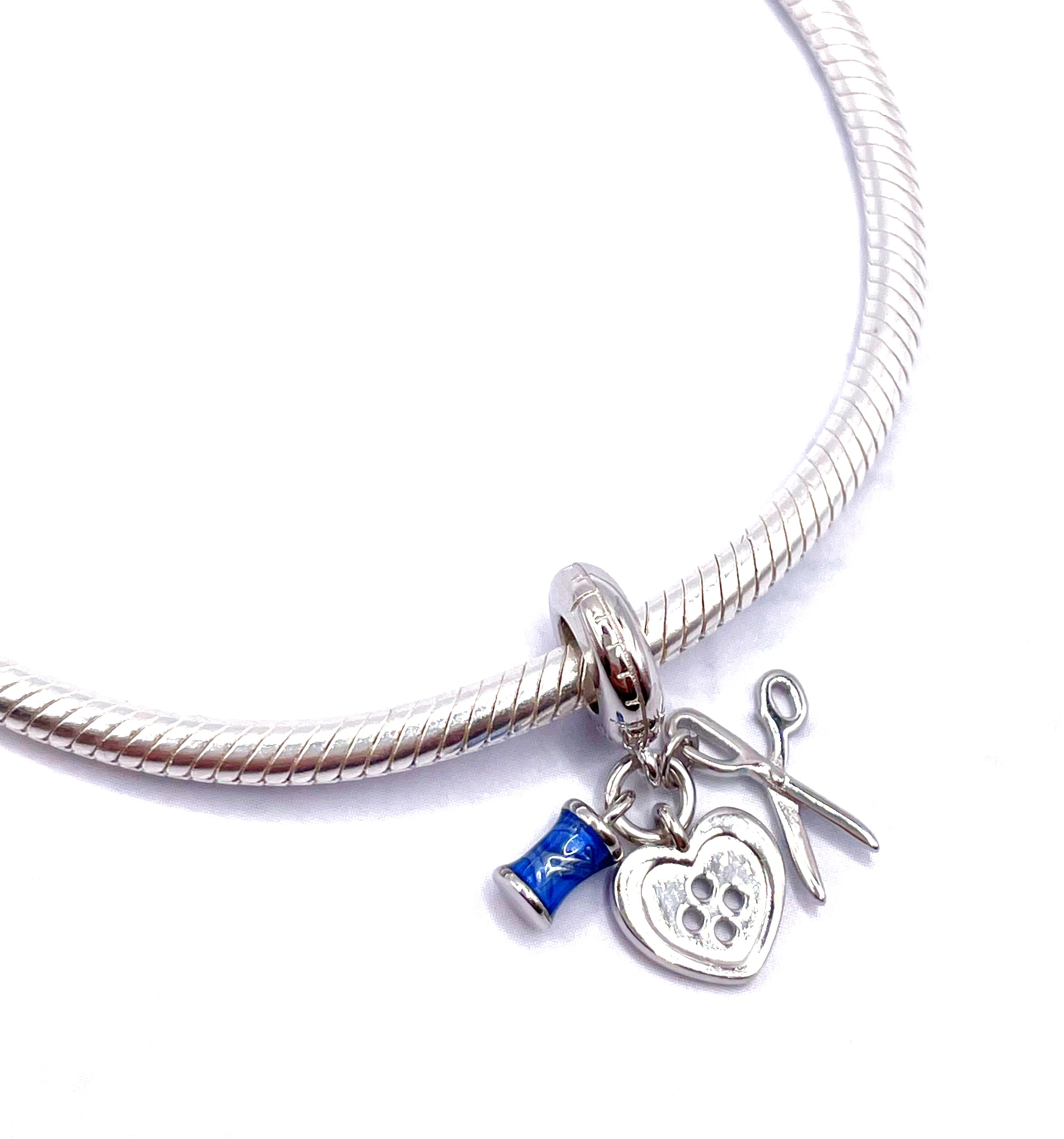 Charm Hilo azul, botón corazón y tijera