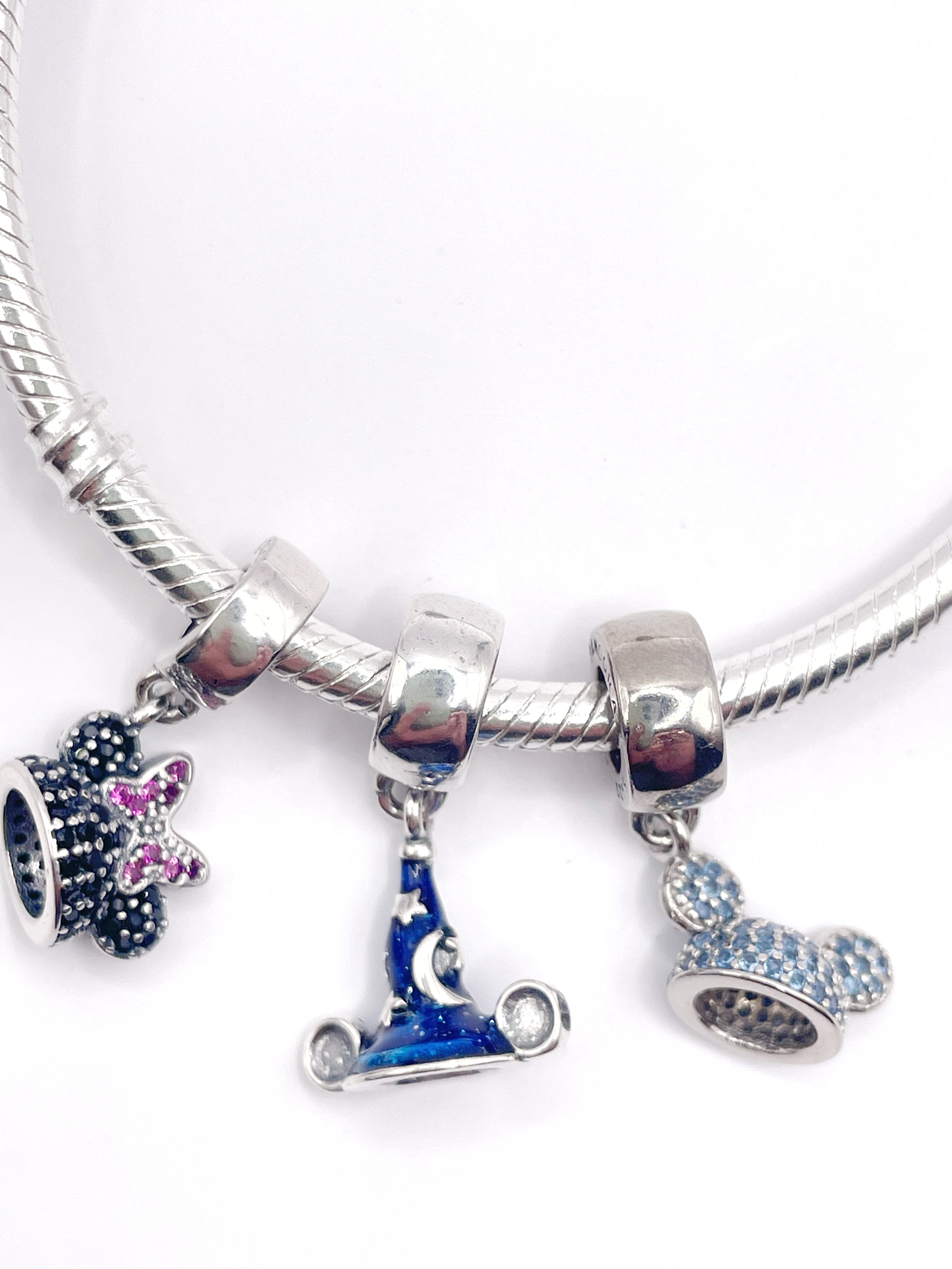 Charm Gorro Minnie circonias negras y fucsias