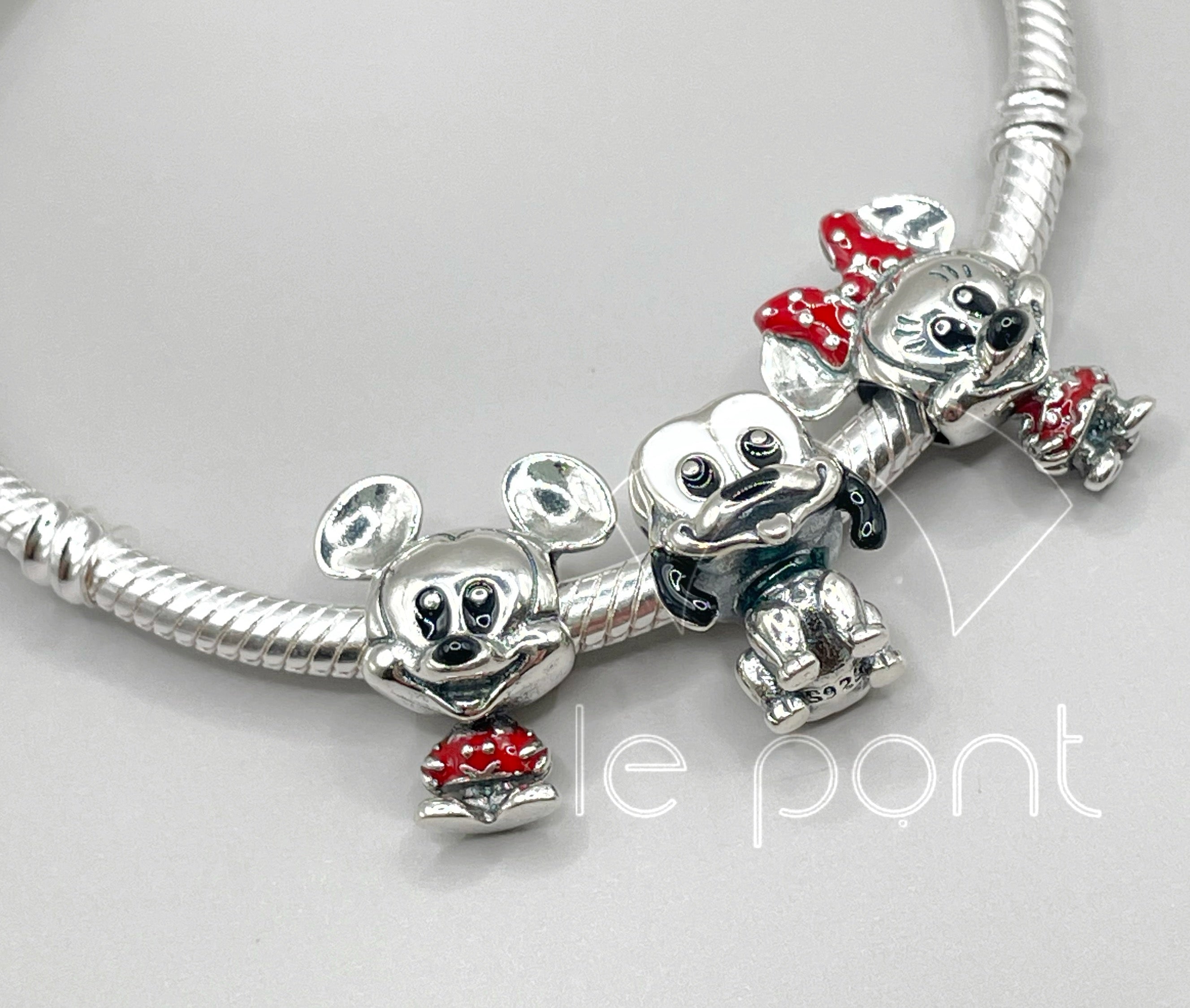 Charm Pluto clásico