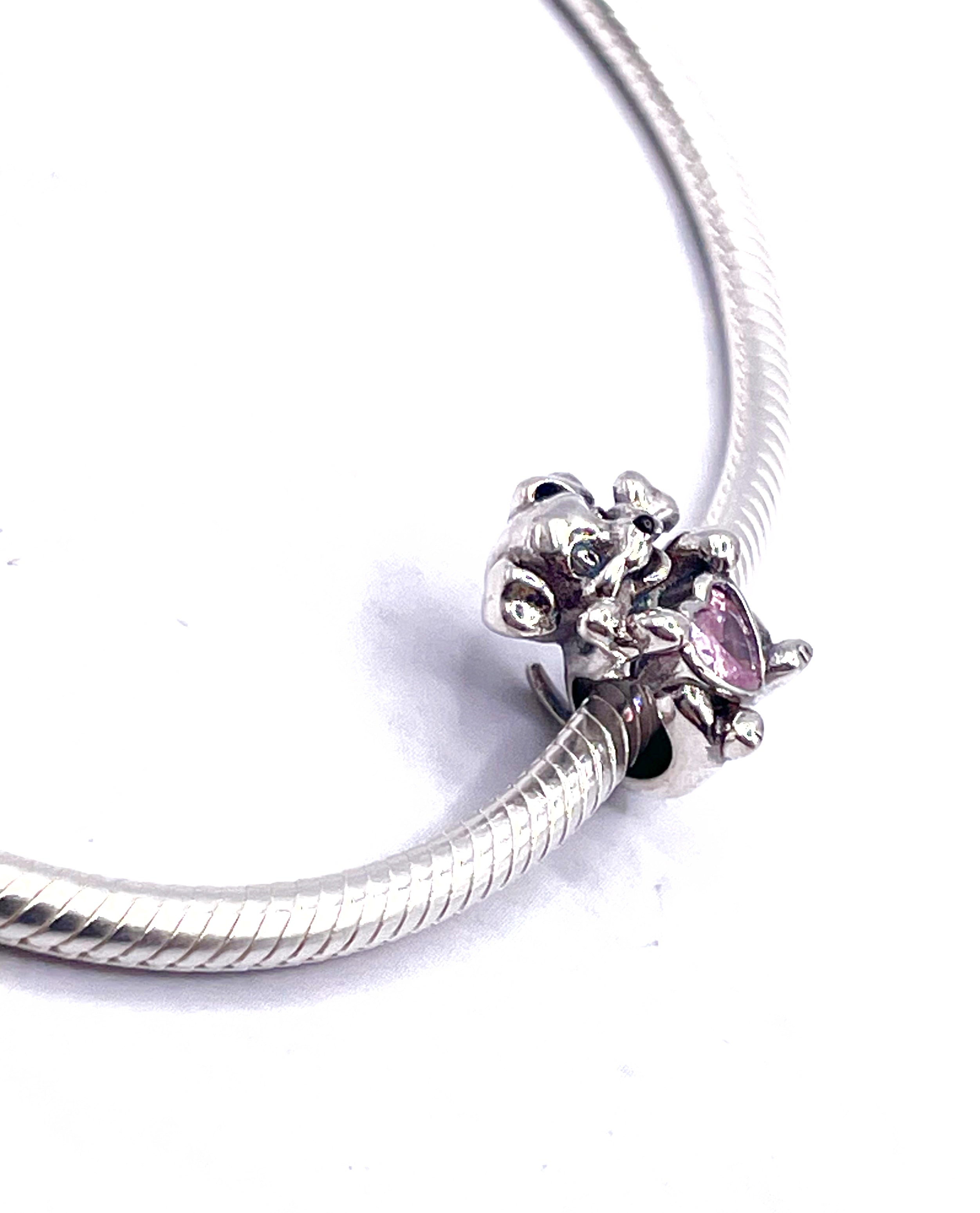 Charm Perrito con corazón rosa