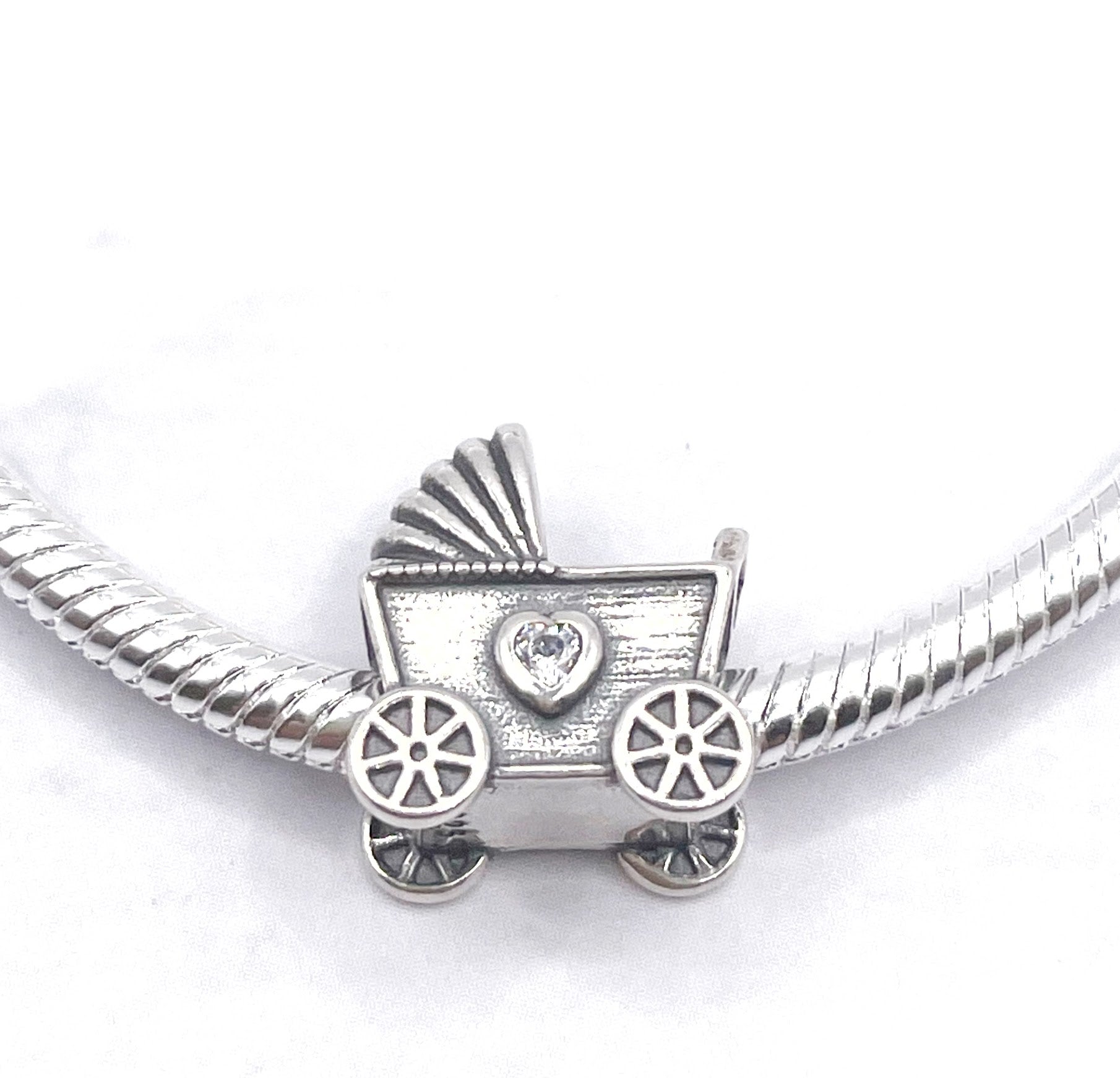 Charm Cochecito de bebé con corazón en circonia