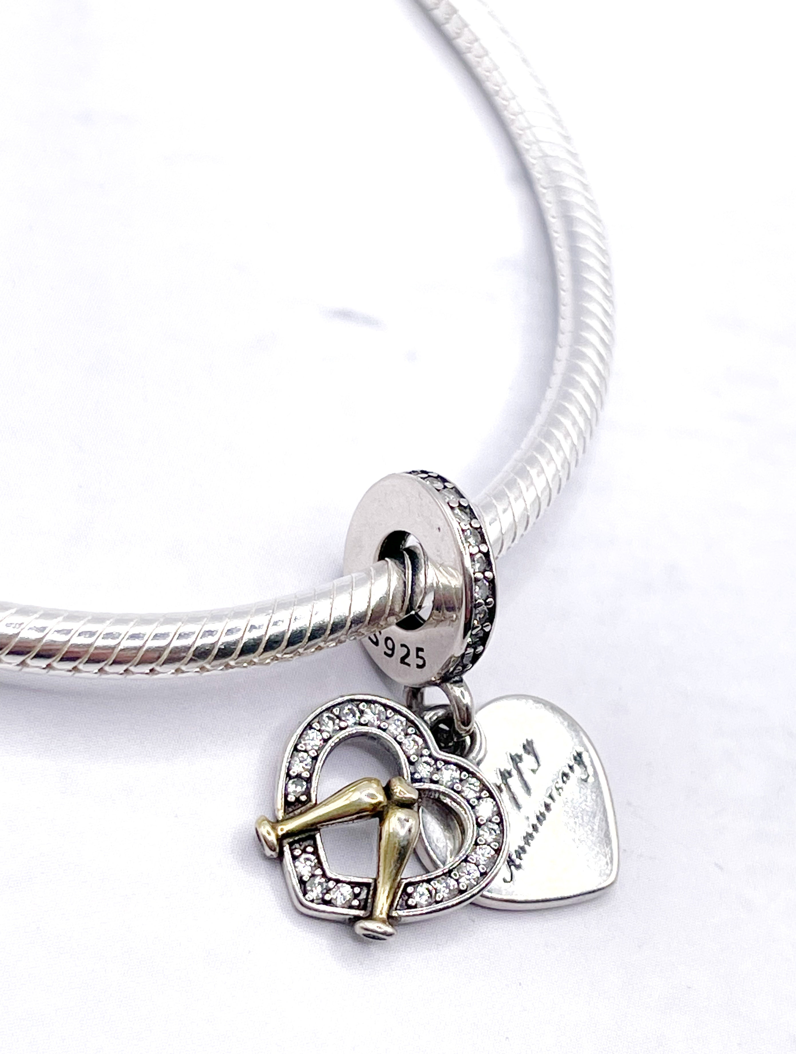 Charm Brindis en corazón “Feliz Aniversario”