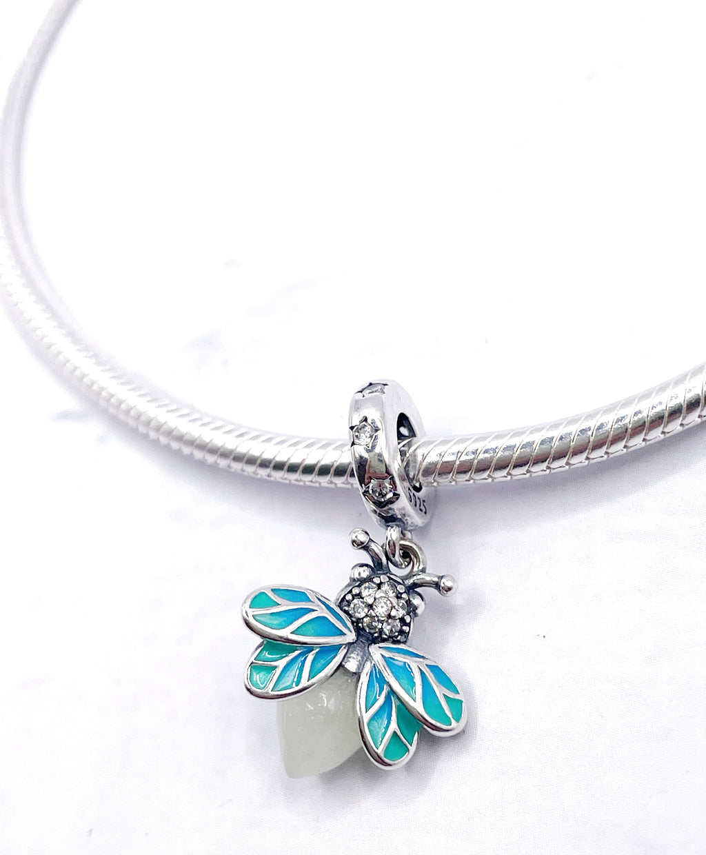 Charm Luciérnaga luminiscente de alas esmaltadas