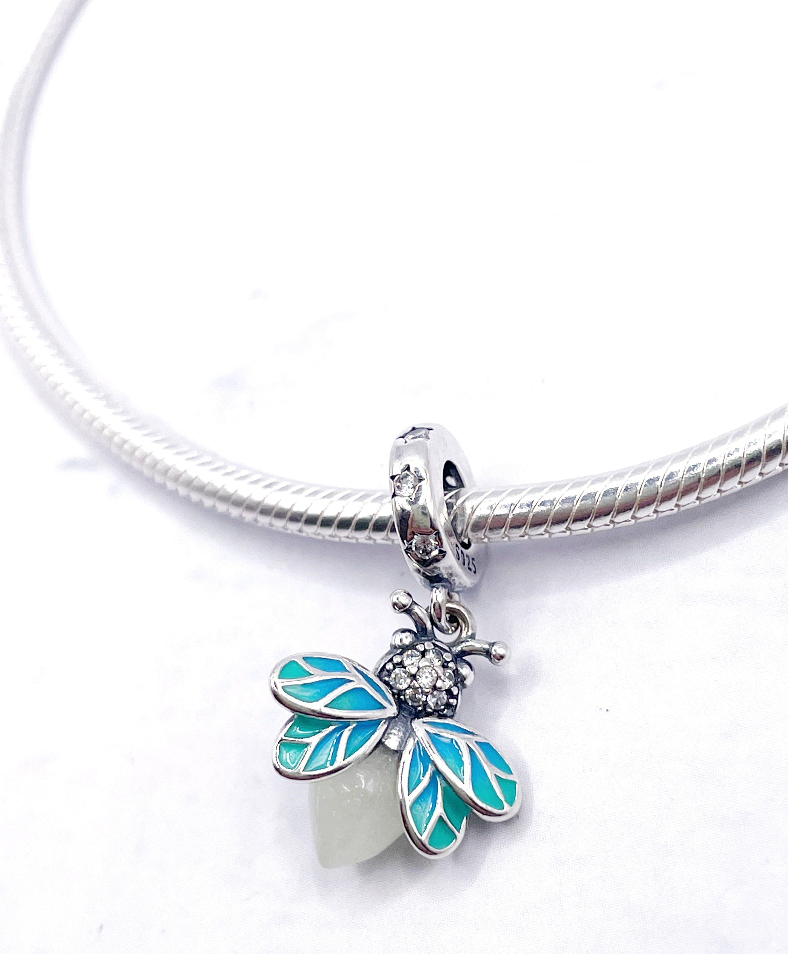 Charm Luciérnaga luminiscente de alas esmaltadas