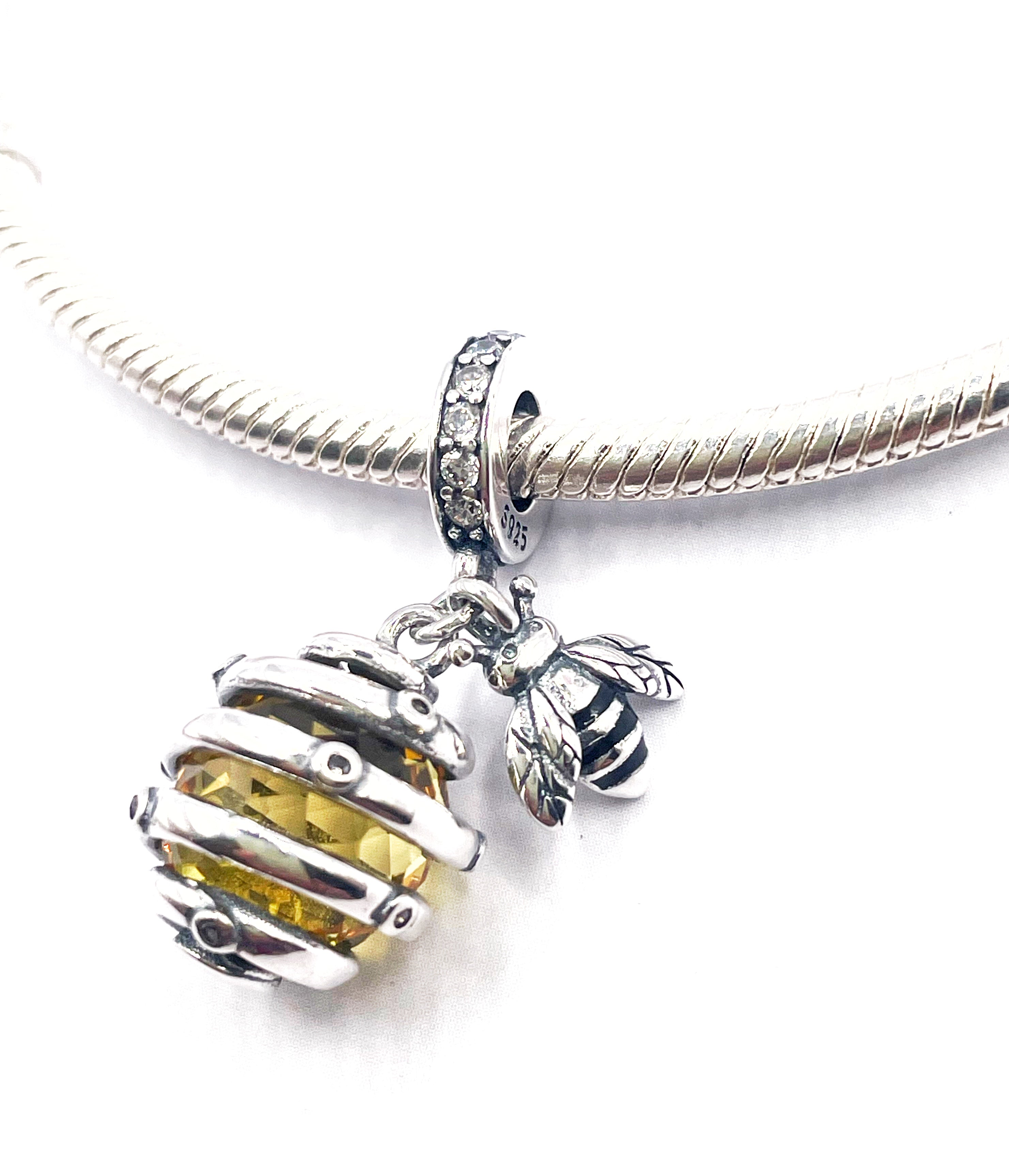 Charm Abeja con colmena