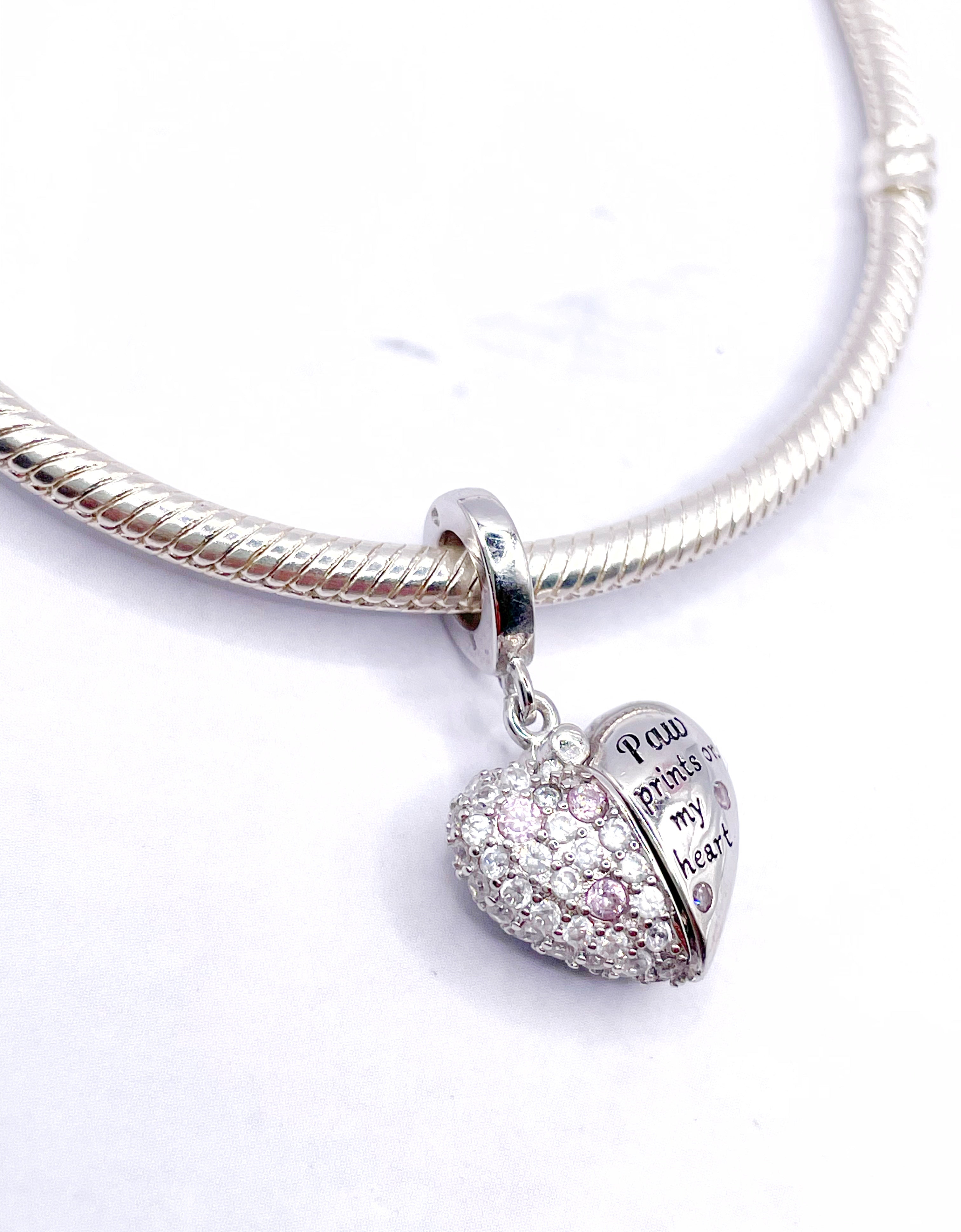 Charm Corazón imantado con huella fucsia dentro