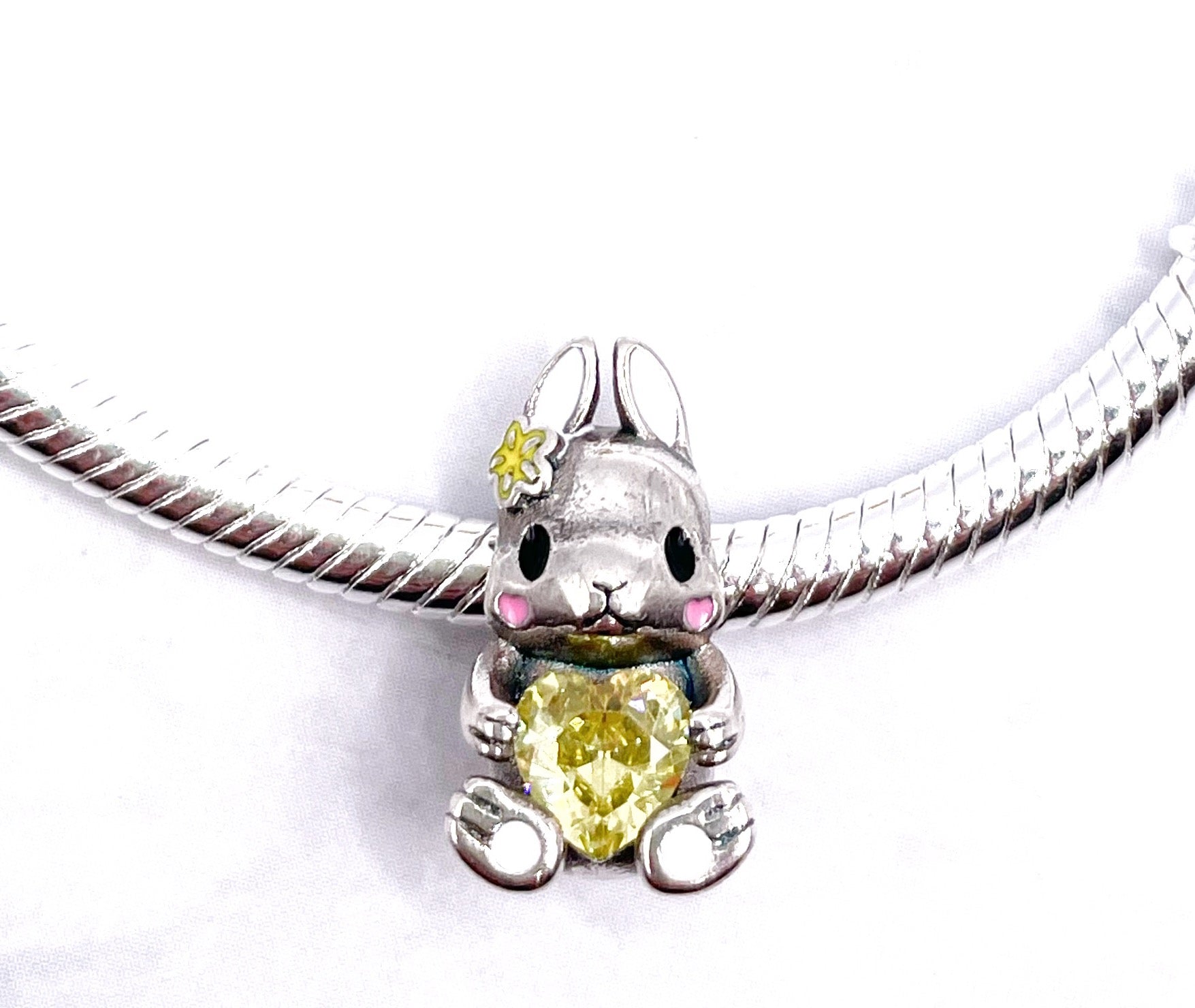 Charm Coneja con corazón amarillo