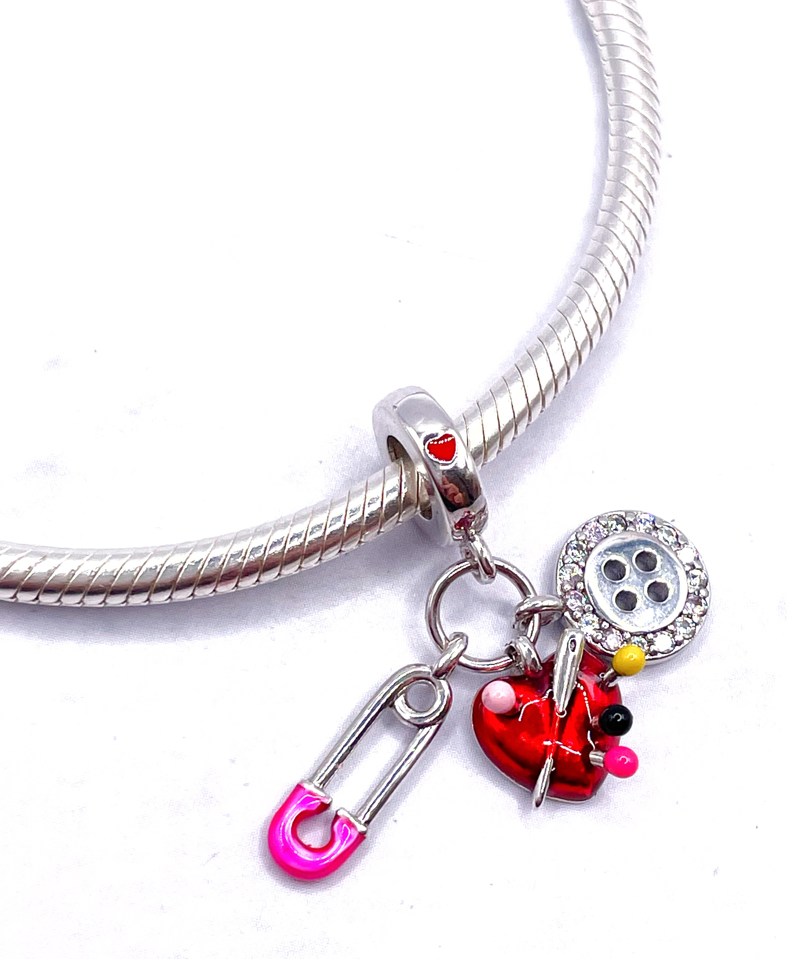 Charm Alfiler, alfiletero y botón