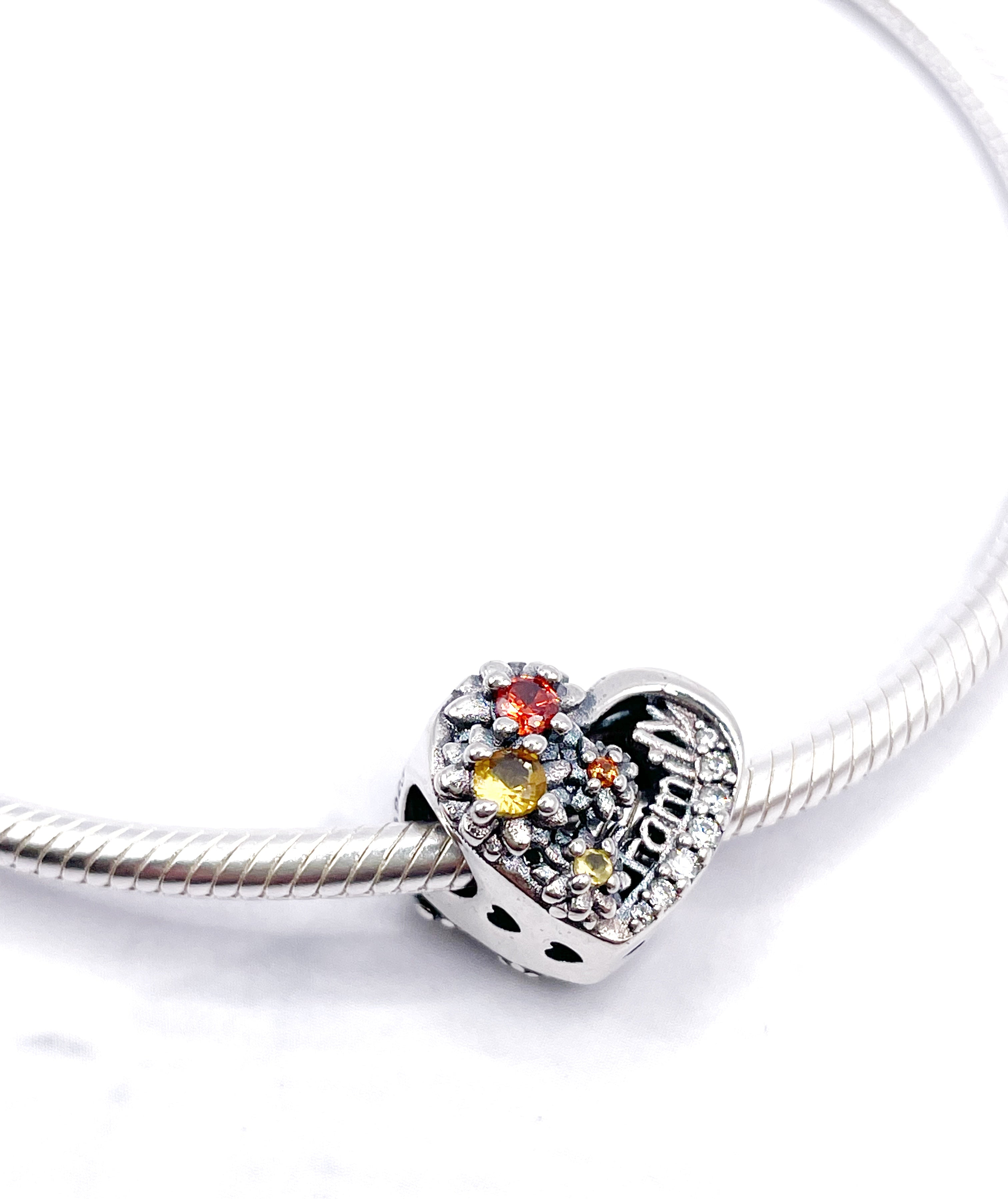 Charm Corazón Family con flores