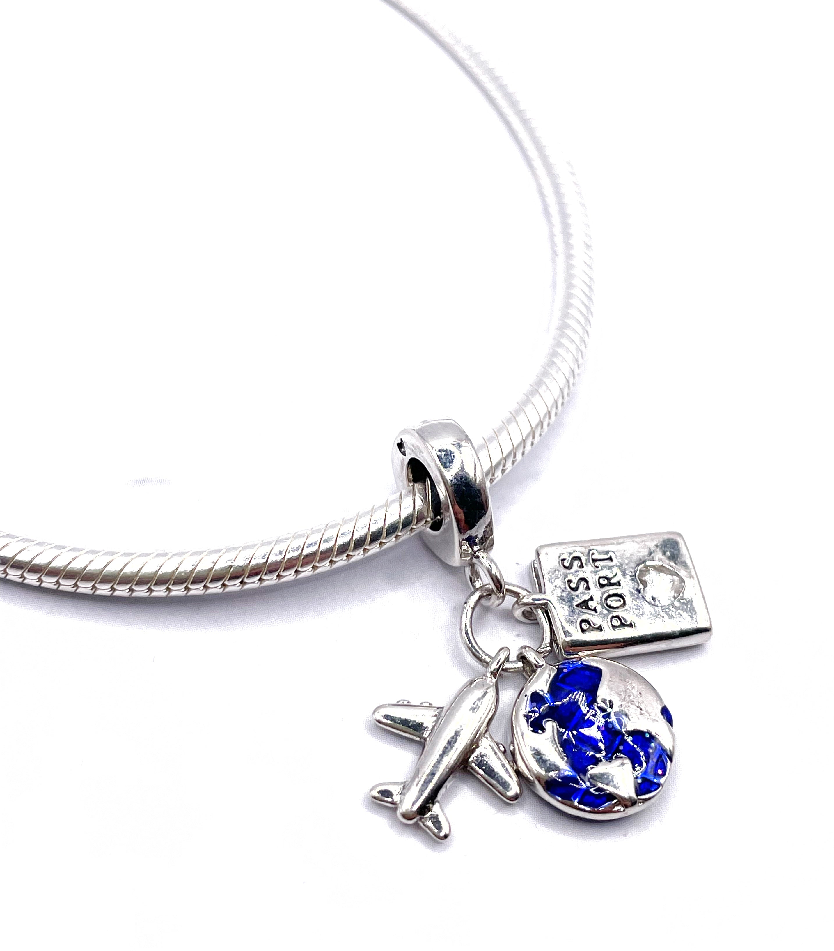 Charm Avión, mapamundi y pasaporte