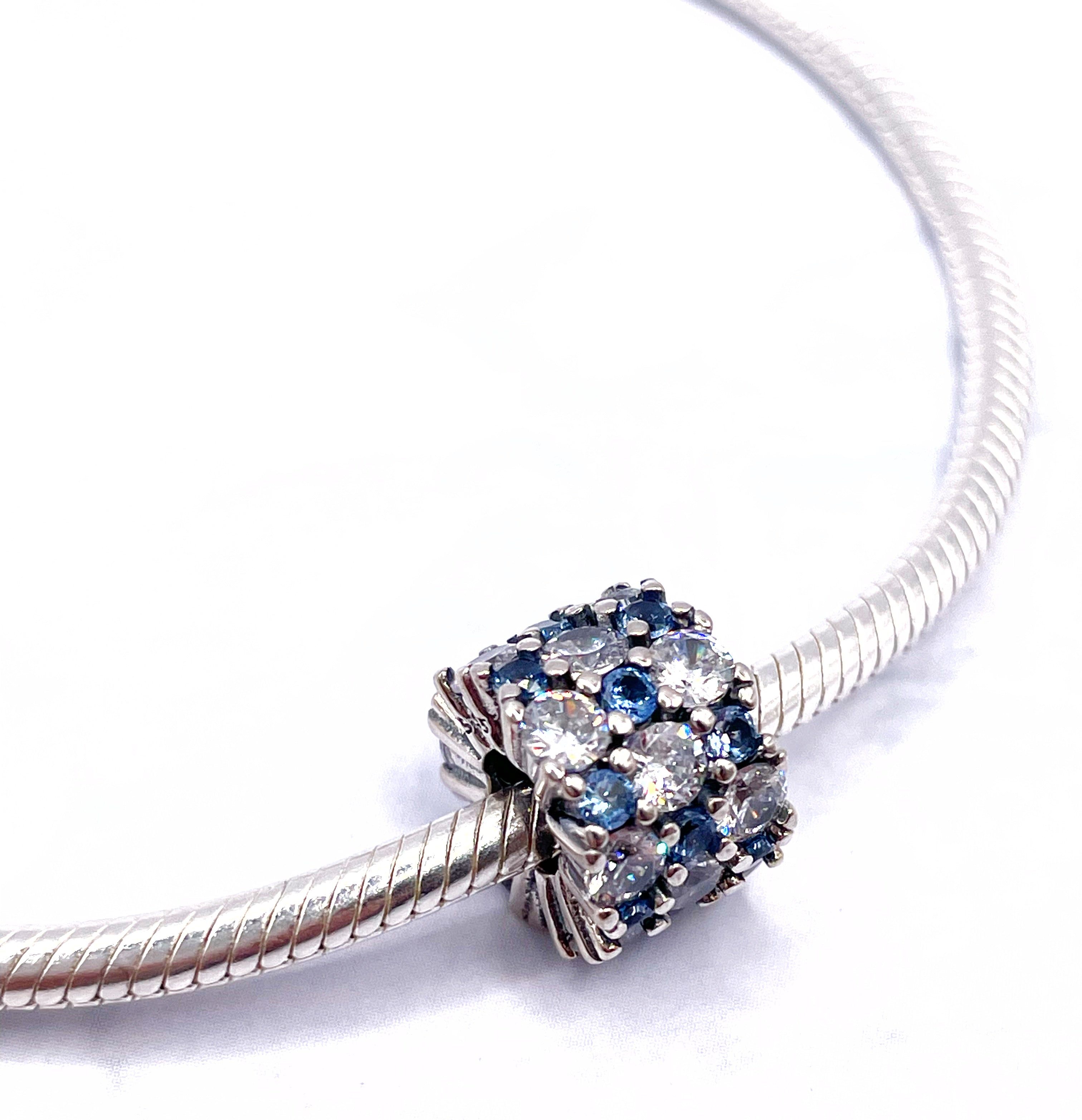 Charm Cilindro de circonias en tonos azules y blancos