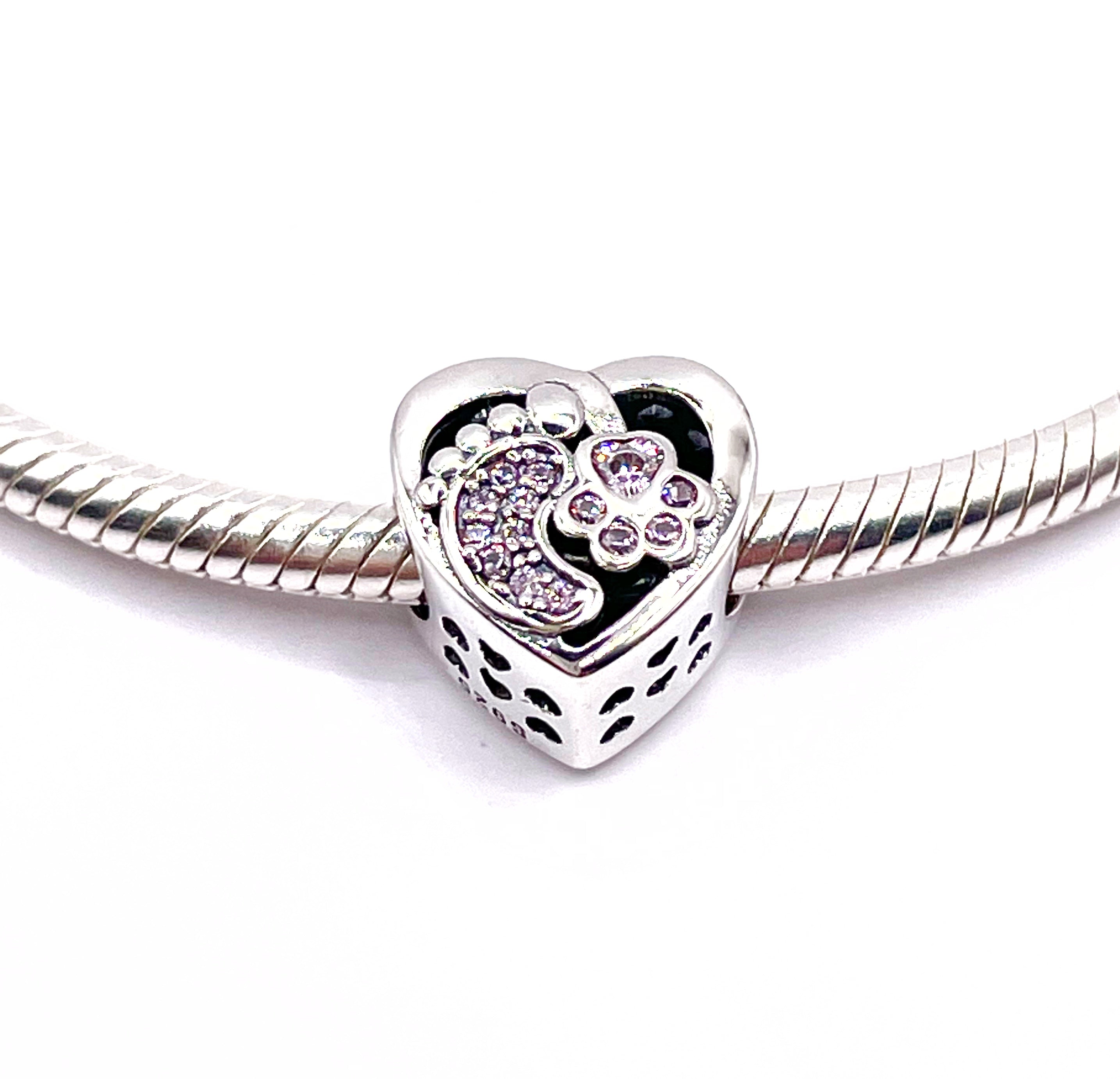 Charm Corazón huella humana y huella de perrito en rosado