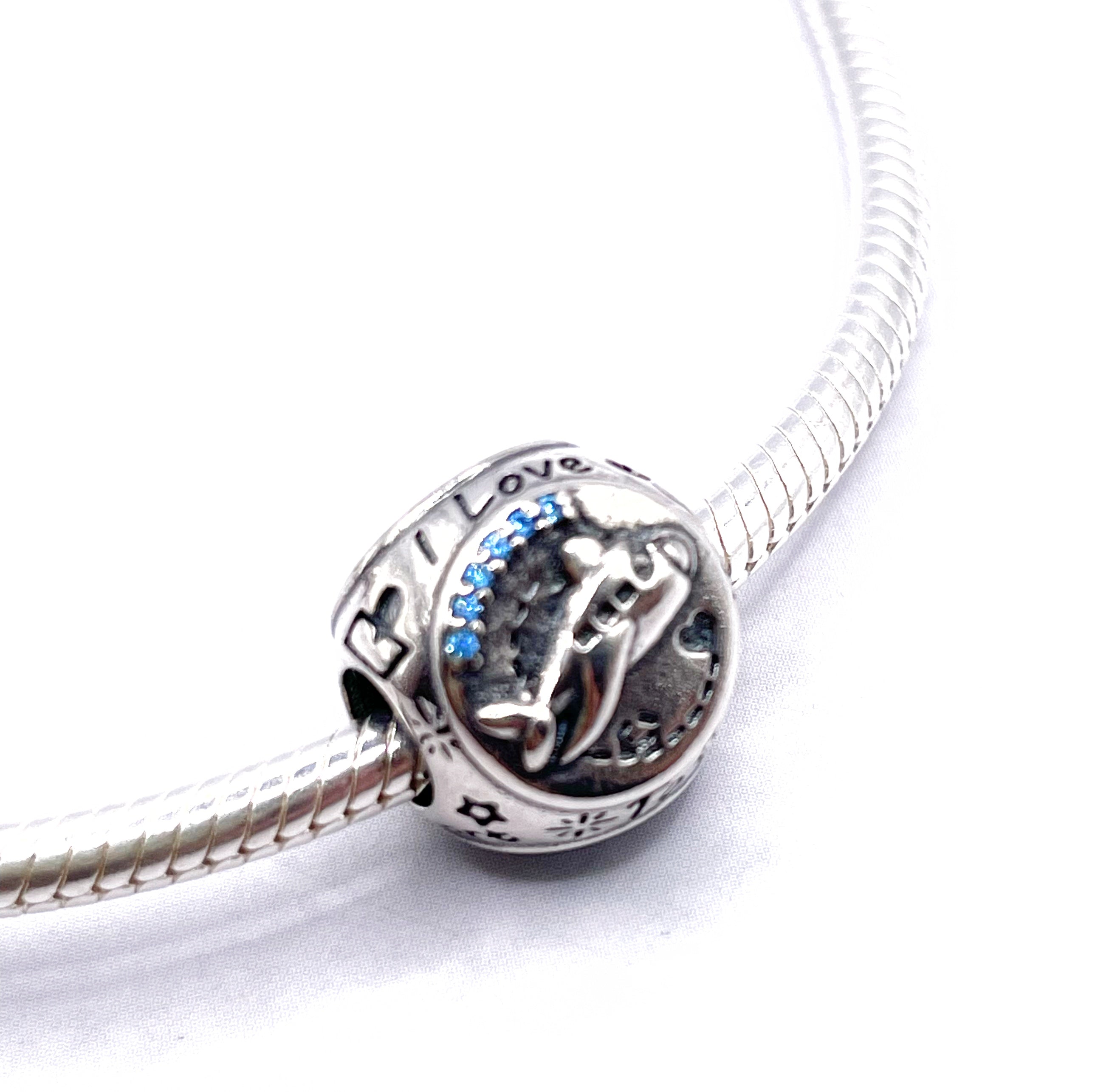 Charm de 3 caras: mapamundi, maleta y  avión