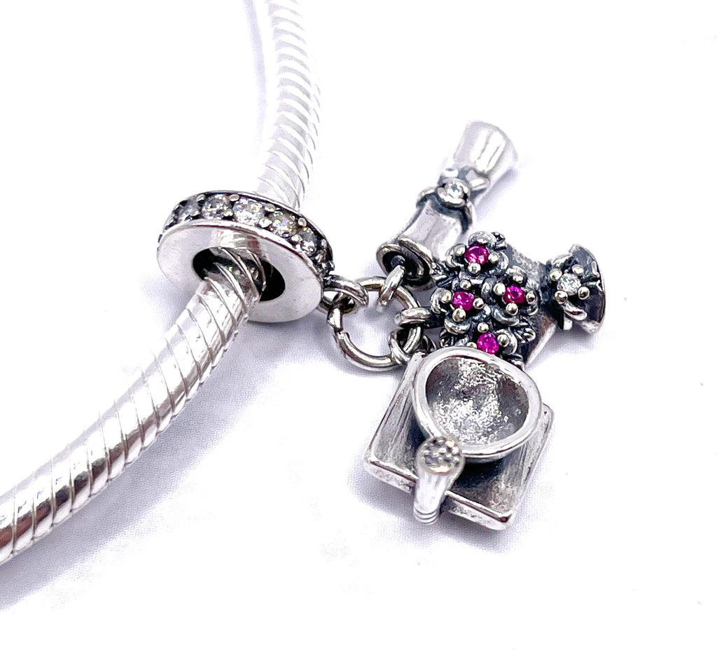 Charm Birrete, ramo de flores y diploma