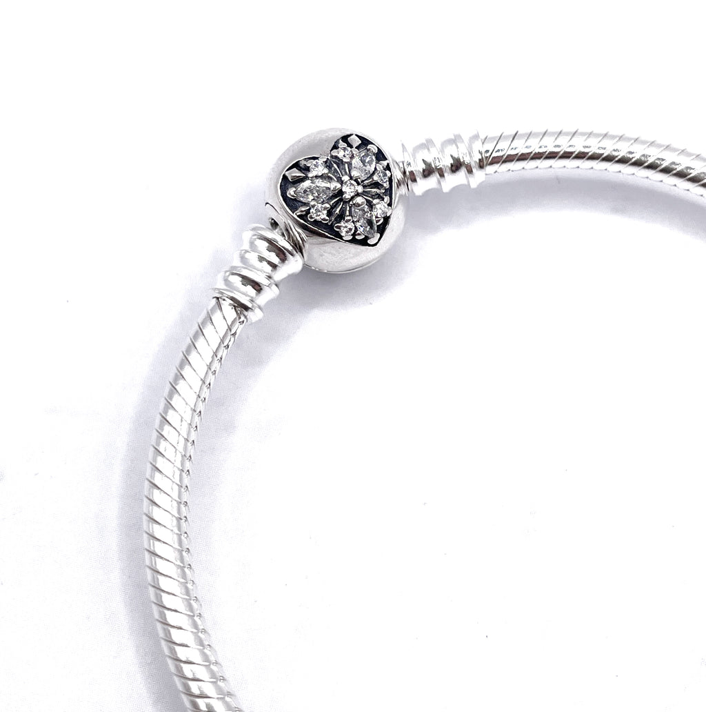 Pulsera flexible broche bolita corazón alargado