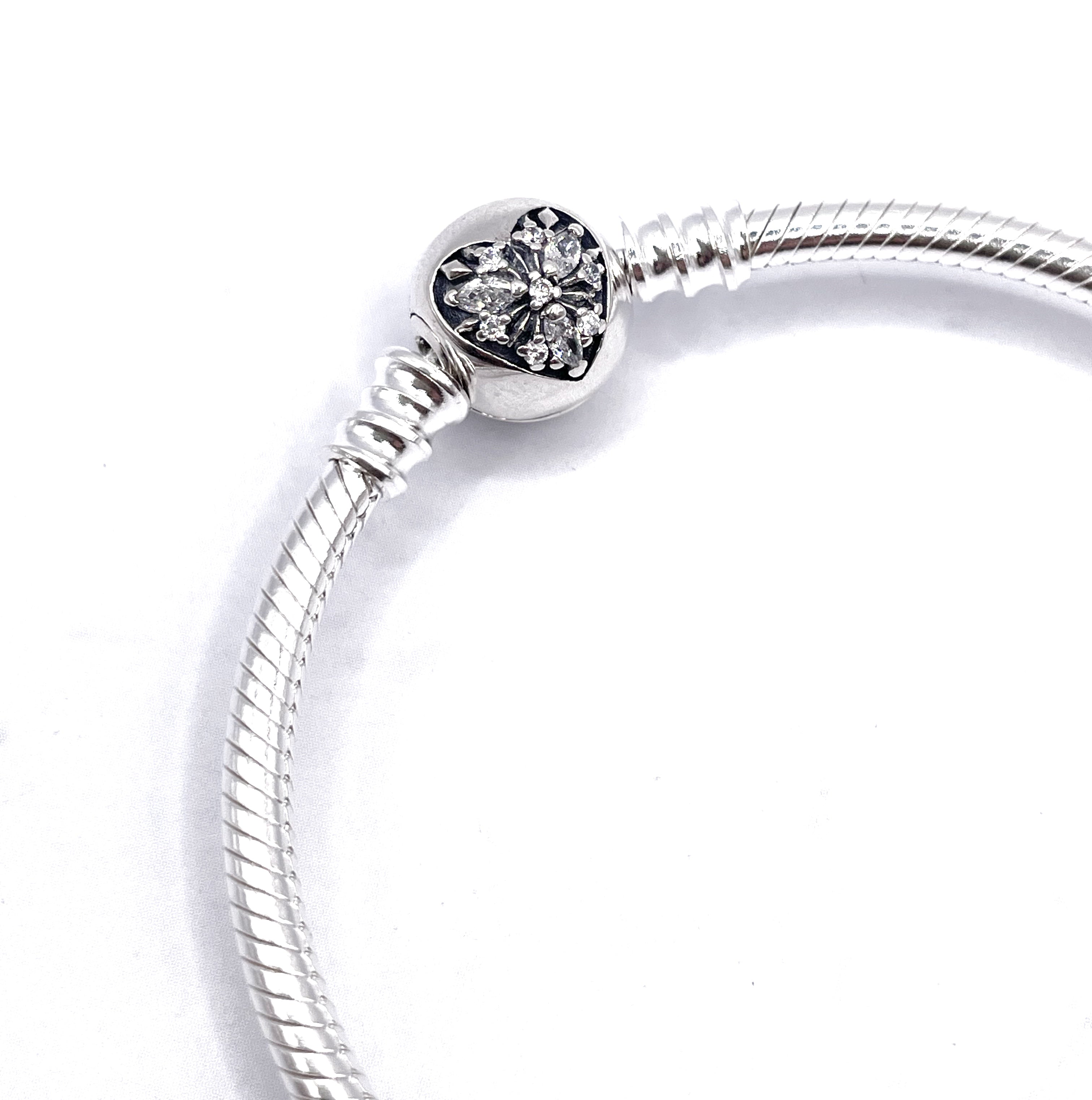 Pulsera flexible broche bolita corazón alargado