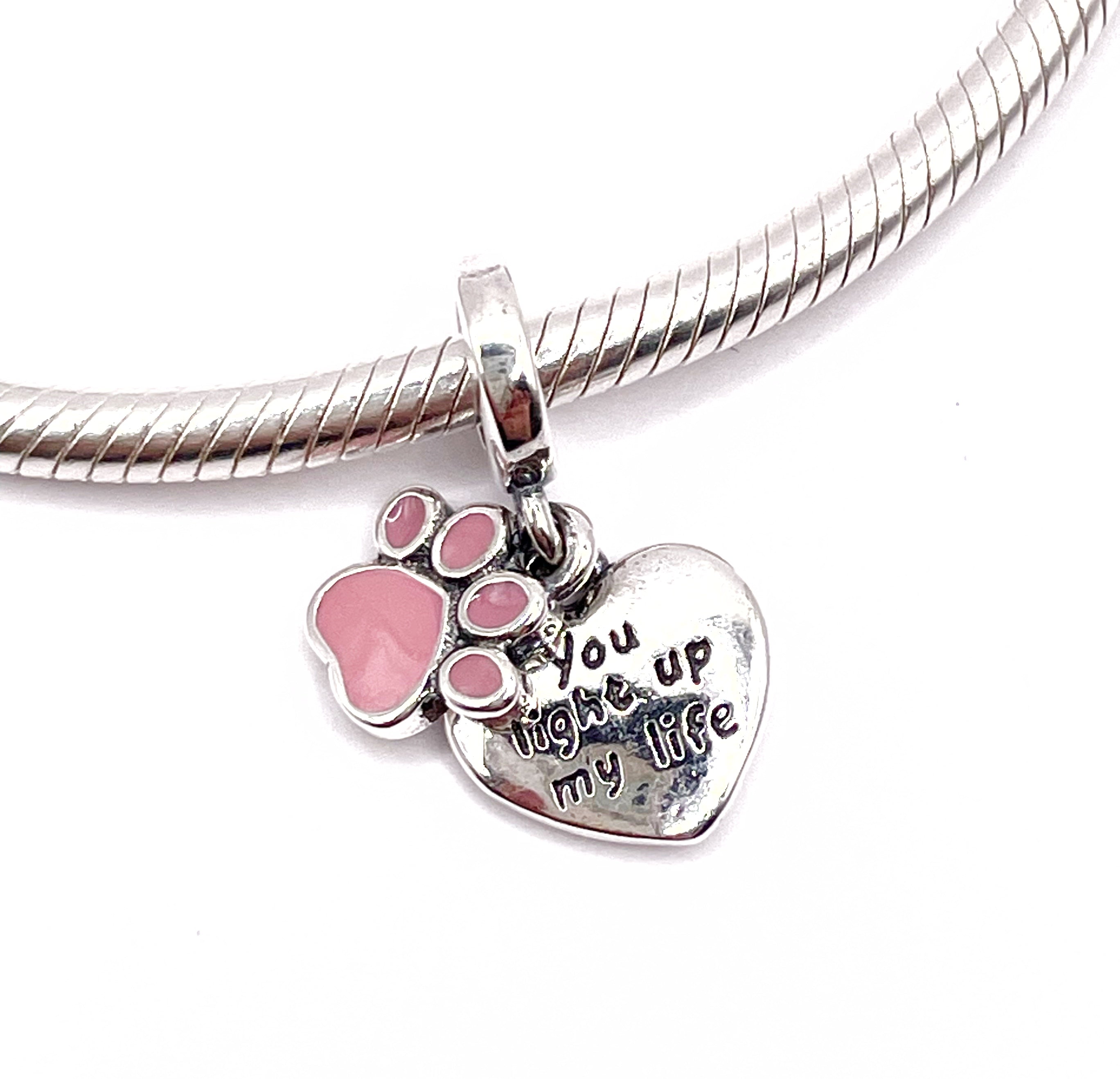 Charm Medalla de huellita rosada y corazón