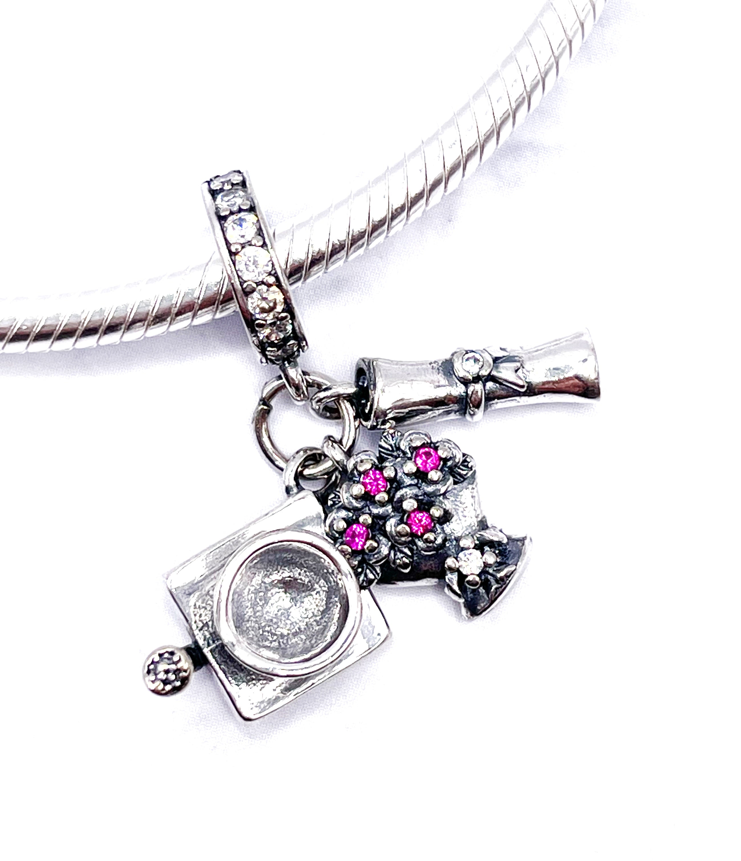 Charm Birrete, ramo de flores y diploma