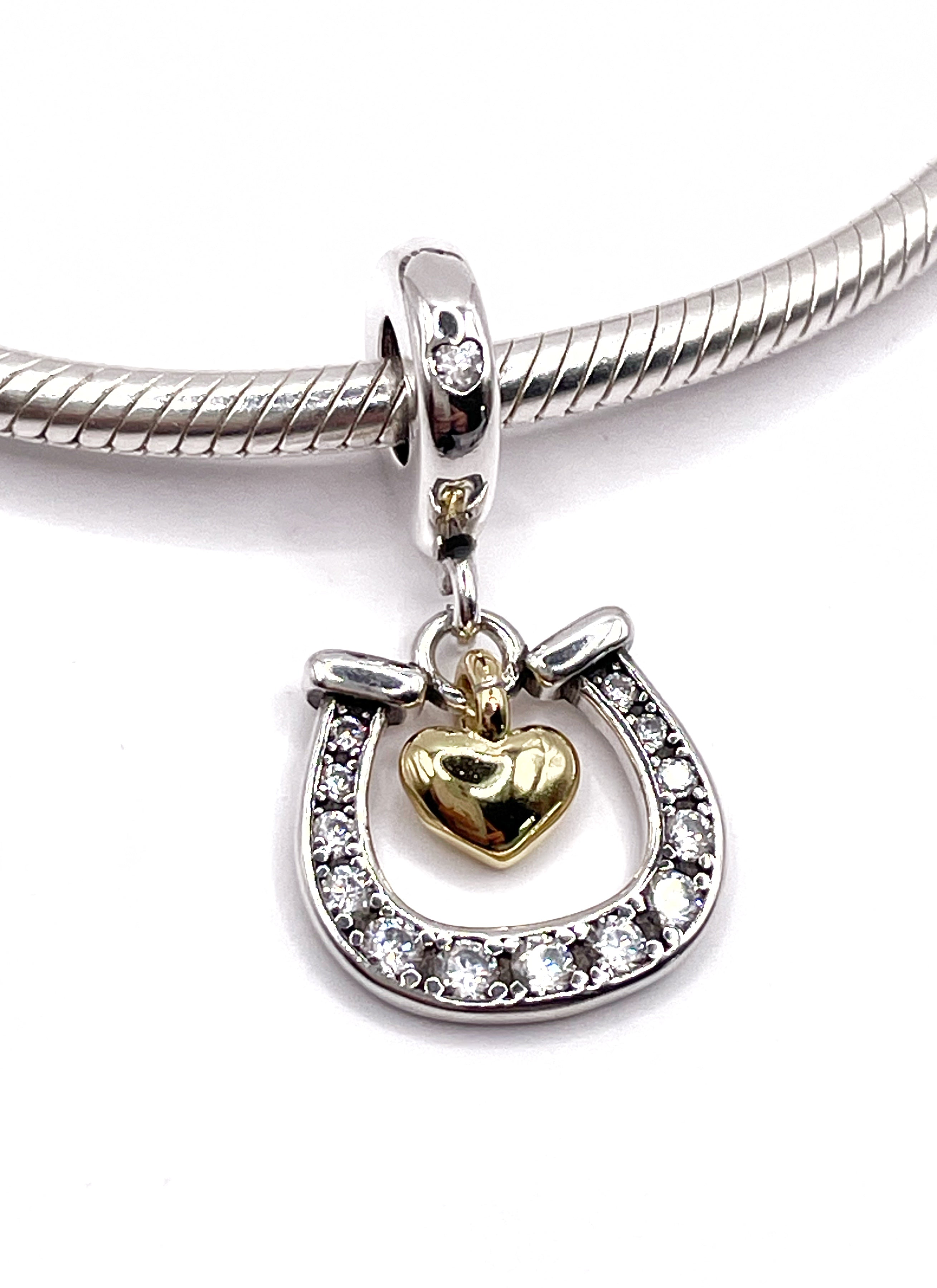 Charm Herradura con corazón gold