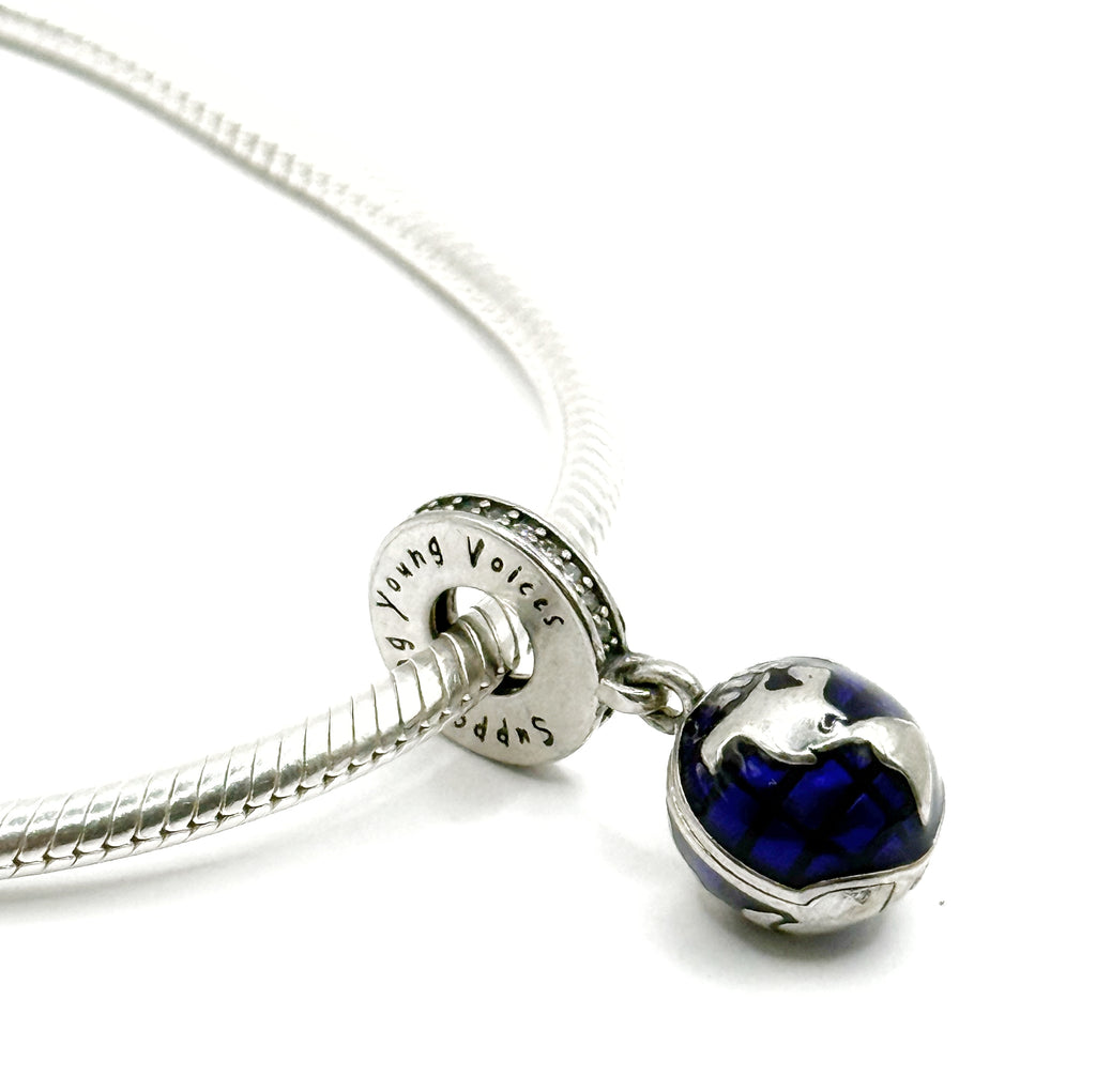 Charm “Apoya a las voces jóvenes” Mapamundi