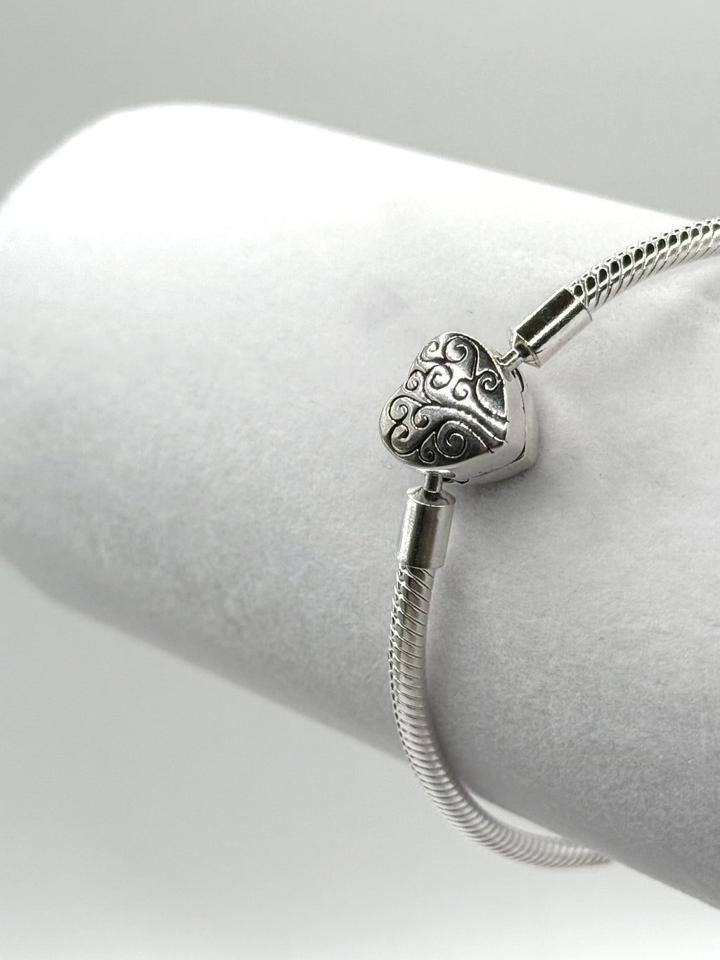 Pulsera flexible broche corazón labrado